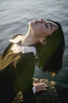 一个女人在海边放松，在宁静的氛围中返回