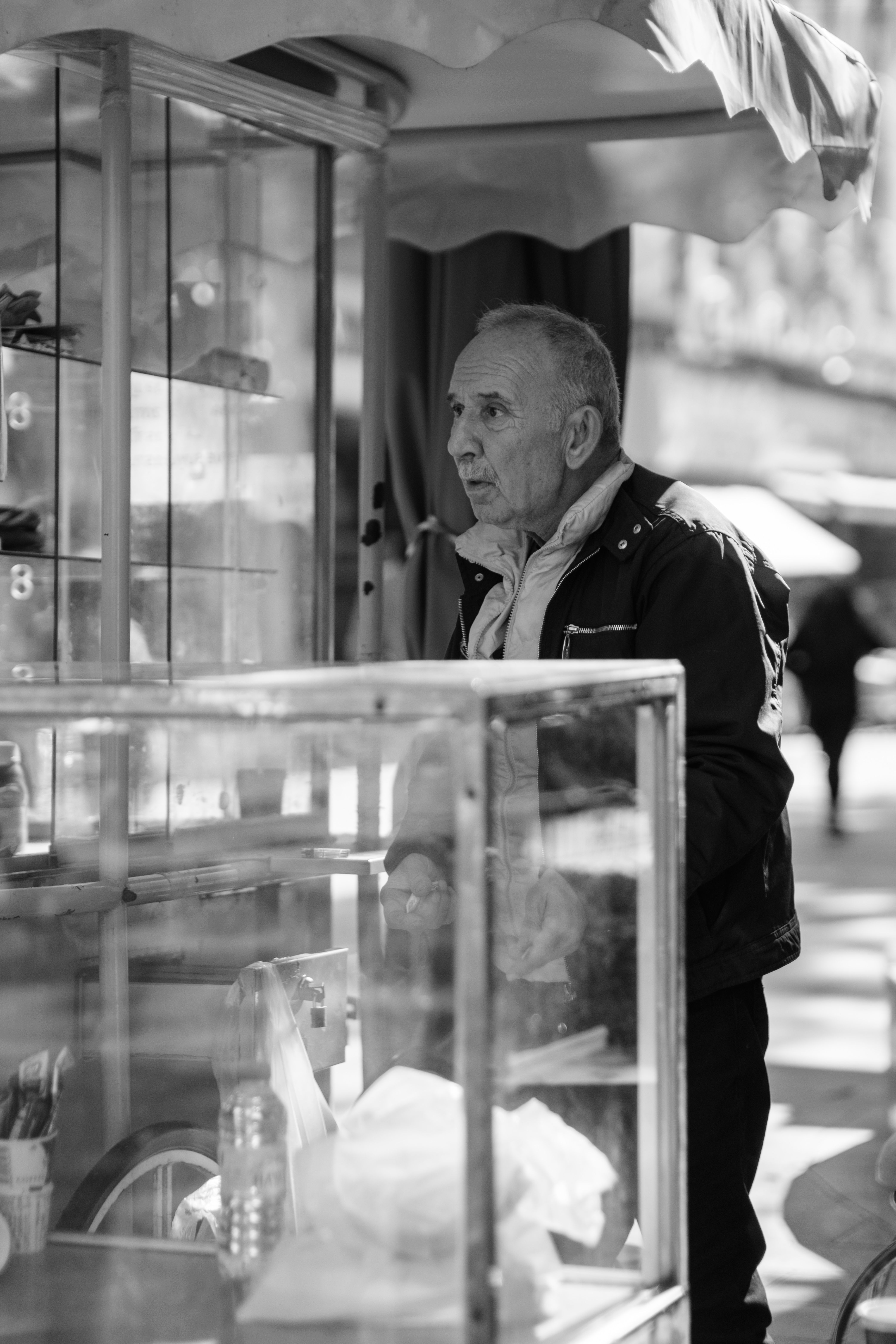 Gratuit Photo en noir et blanc d'un homme âgé à un stand de nourriture en plein air. Photos