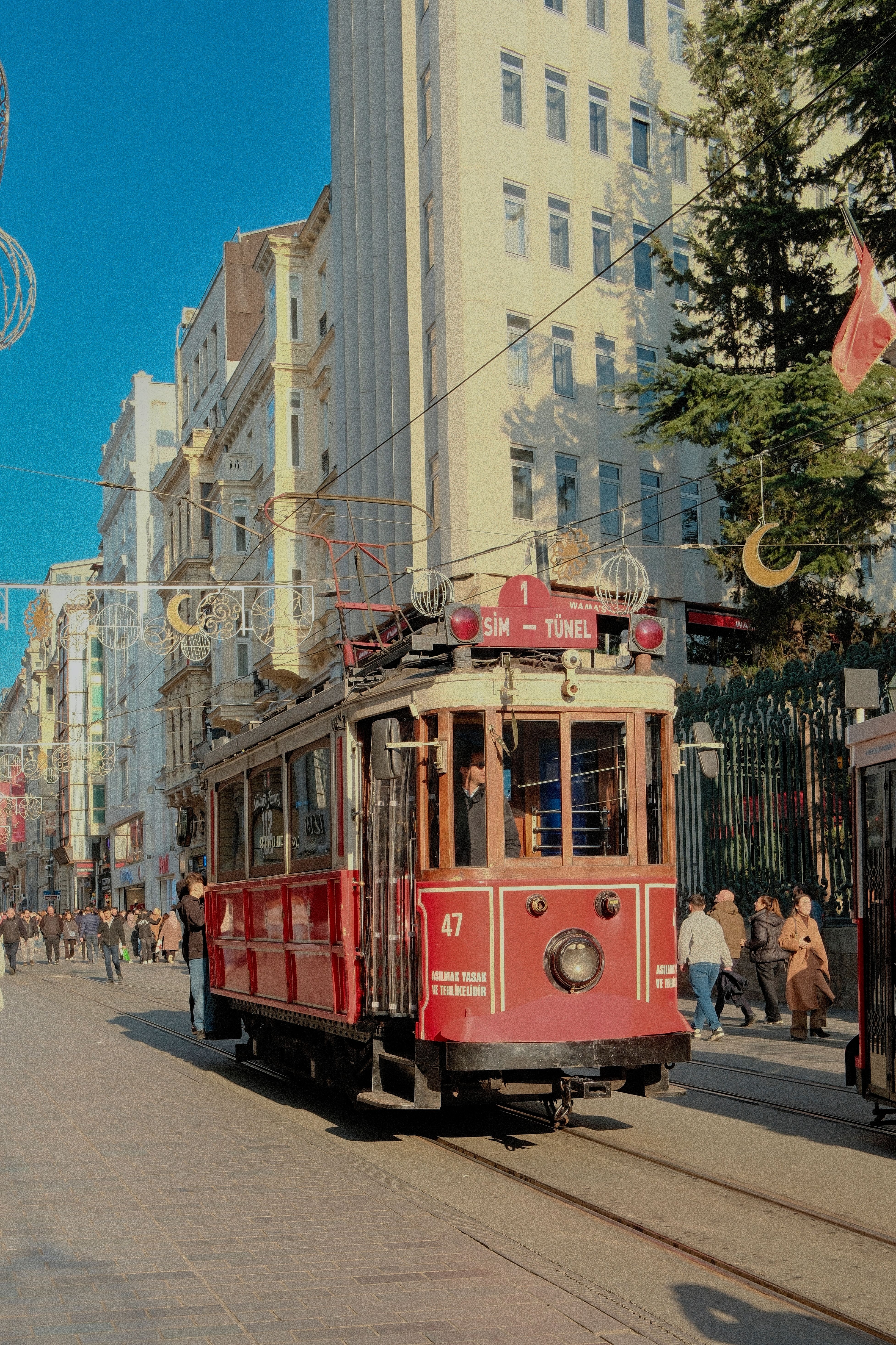 historic-red-tram-on-stiklal-street-in-istanbul-free-stock-photo