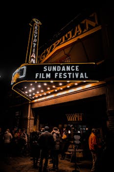 圣丹斯电影节期间，人群聚集在灯火通明的埃及剧院外