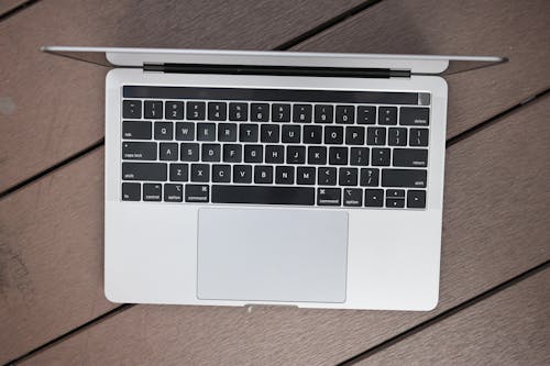 免费 木质表面上的macbook Pro 素材图片