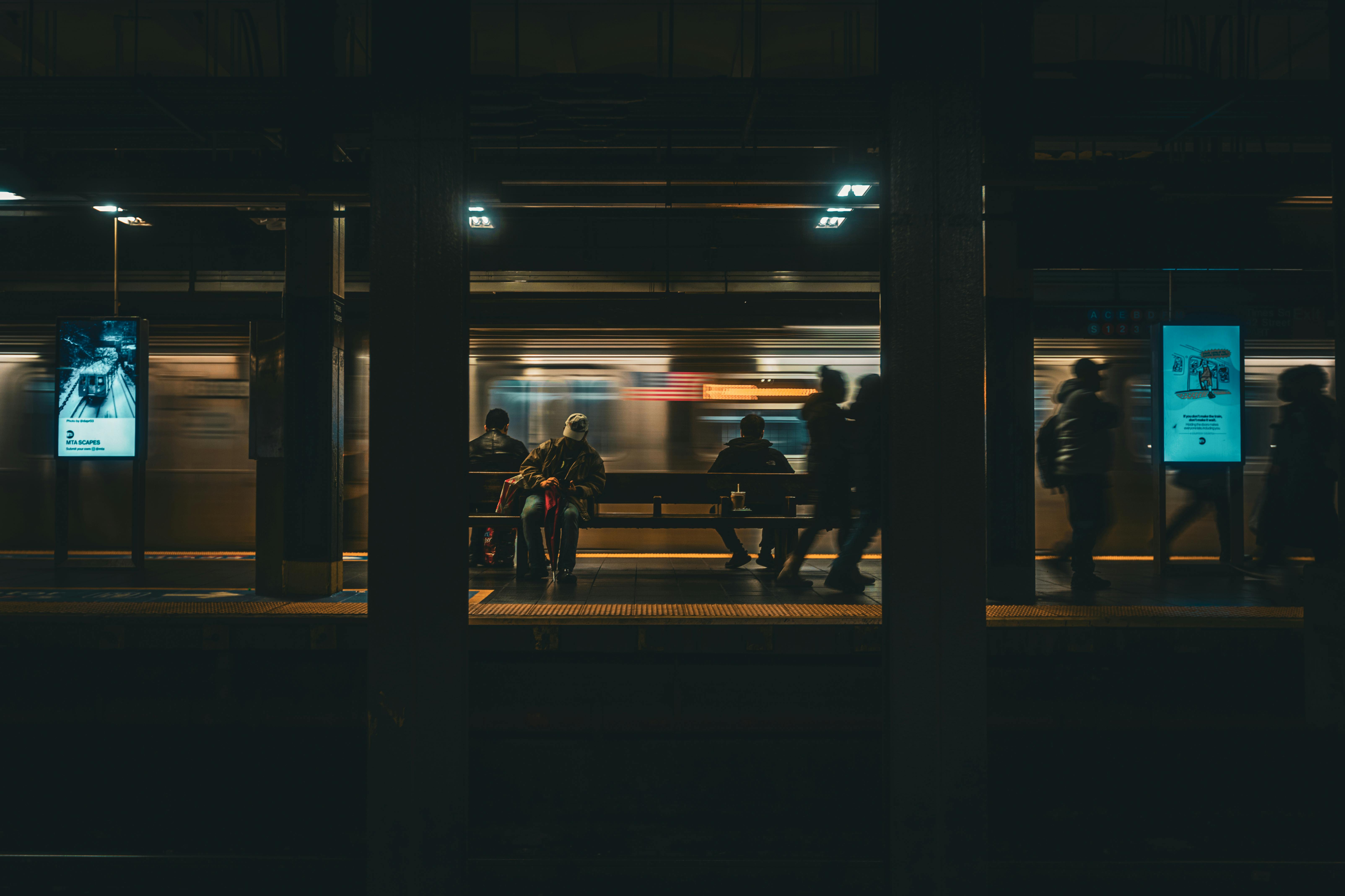 Gratuit Mouvement flou du métro dans une station de New York, capturant la vie nocturne urbaine. Photos