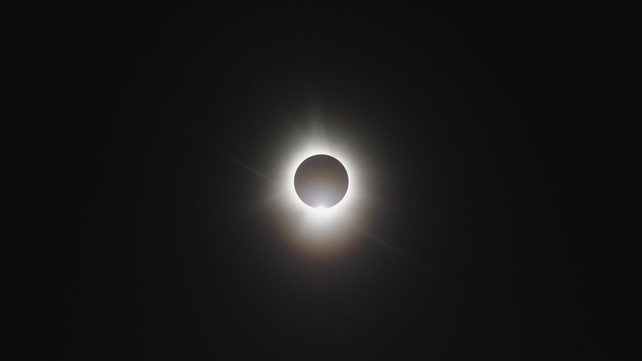 Éclipse du 12 août : chute de la production solaire et essor de l'astrotourisme