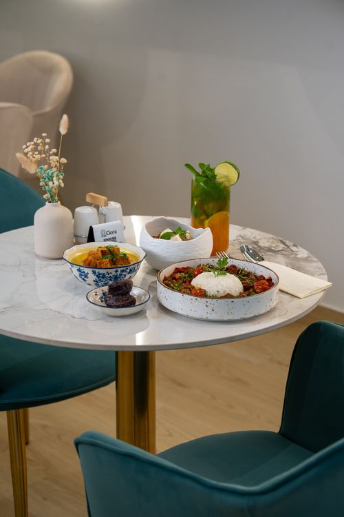Free A beautifully arranged table featuring a vibrant and inviting brunch meal with fresh ingredients. Stock Photo