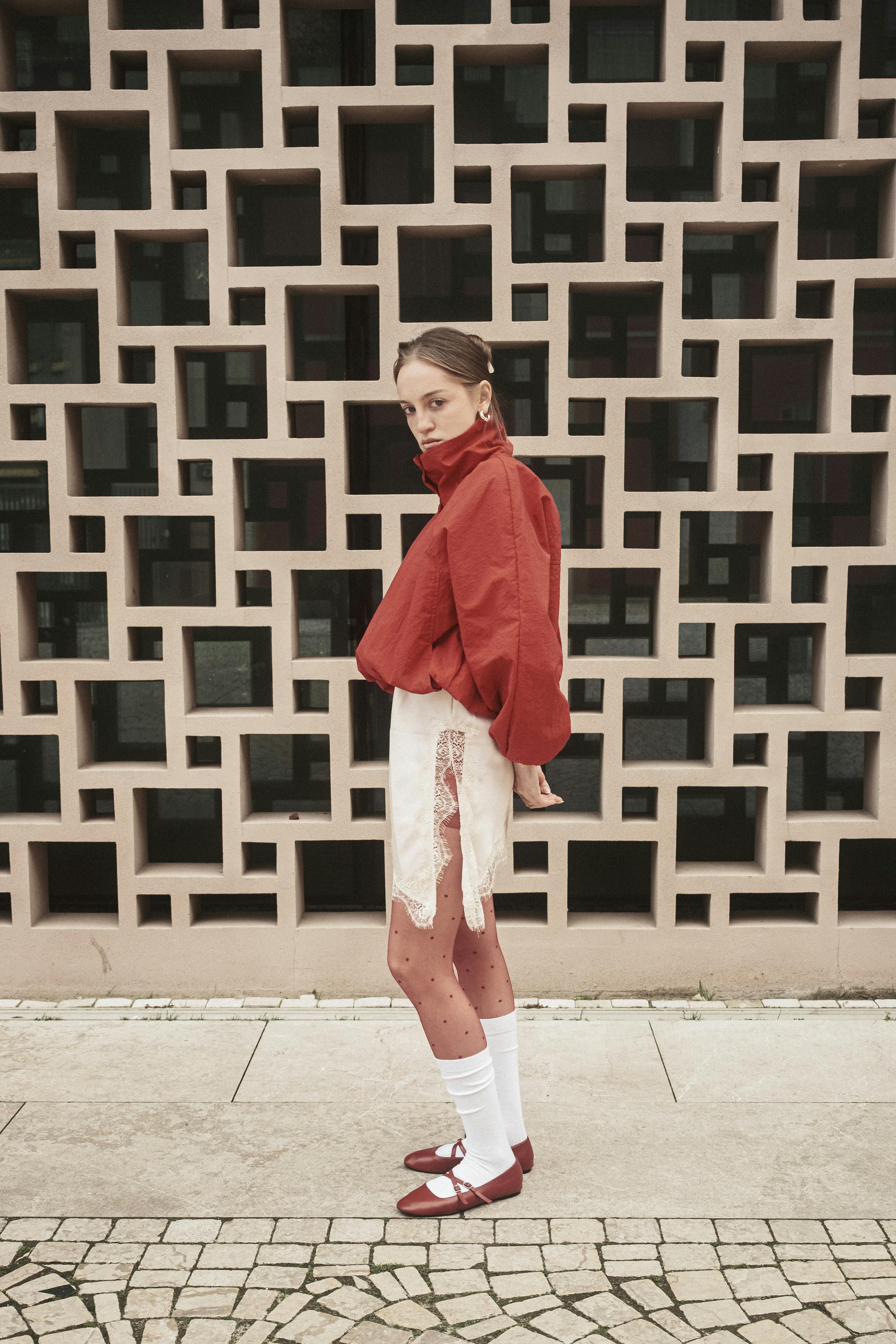 Gratuit O femeie elegantă în roșu și dantelă pozează lângă un perete geometric în Istanbul, Turcia. Fotografie de stoc