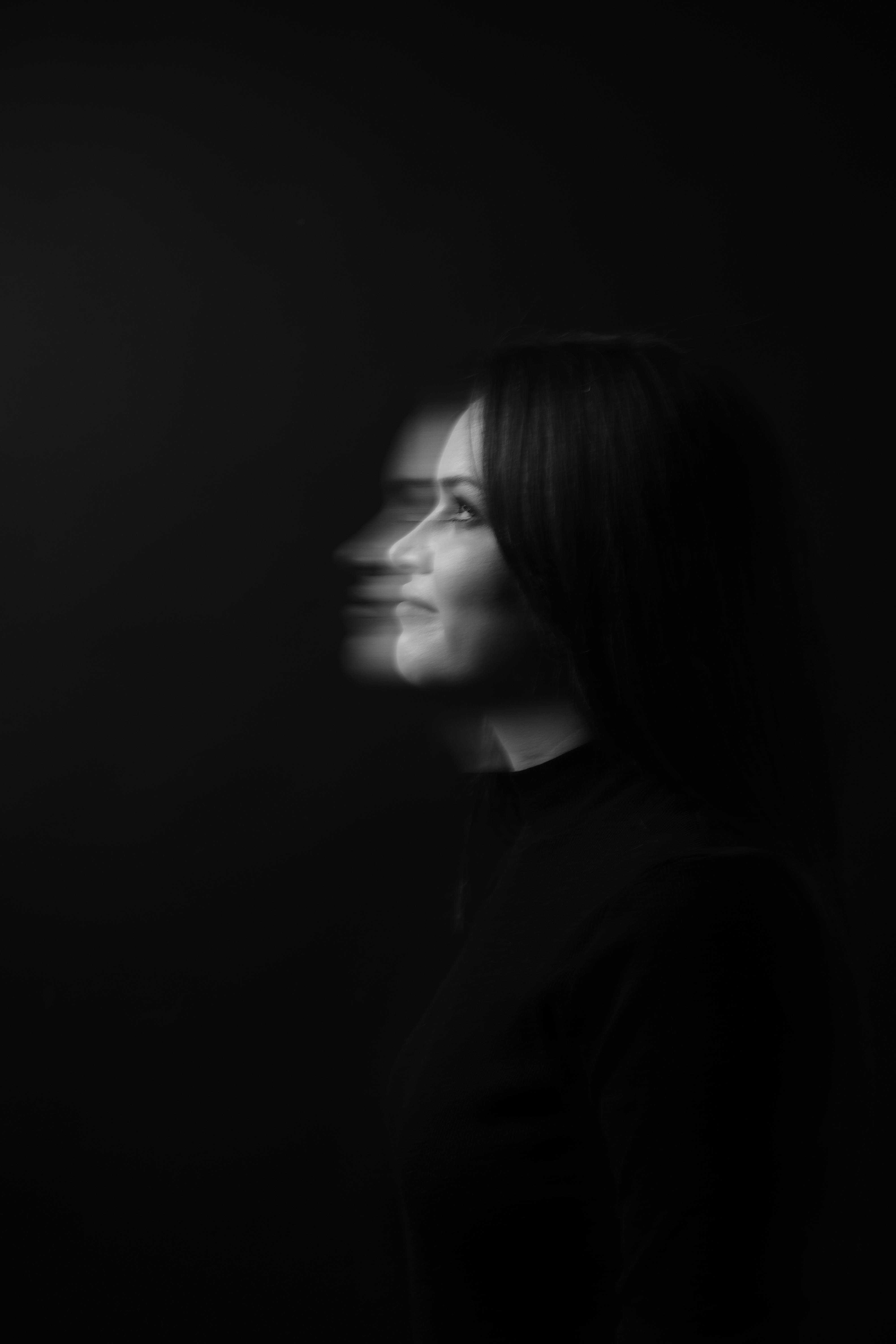 grátis Retrato de perfil em preto e branco com desfoque de movimento artístico, criando um efeito dinâmico. Foto profissional
