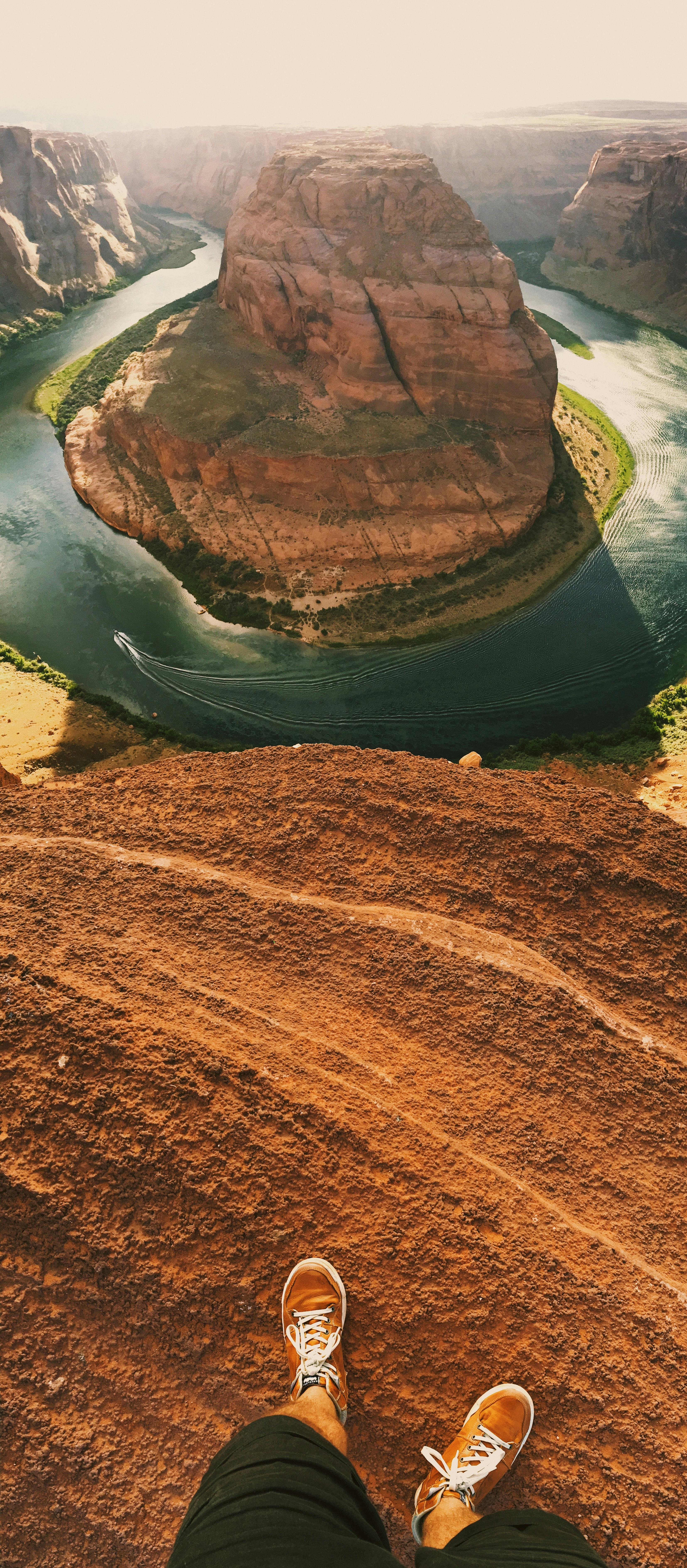 Gratuit Vedere aeriană uluitoare a zonei Horseshoe Bend, cu o persoană stând pe marginea stâncii. Fotografie de stoc