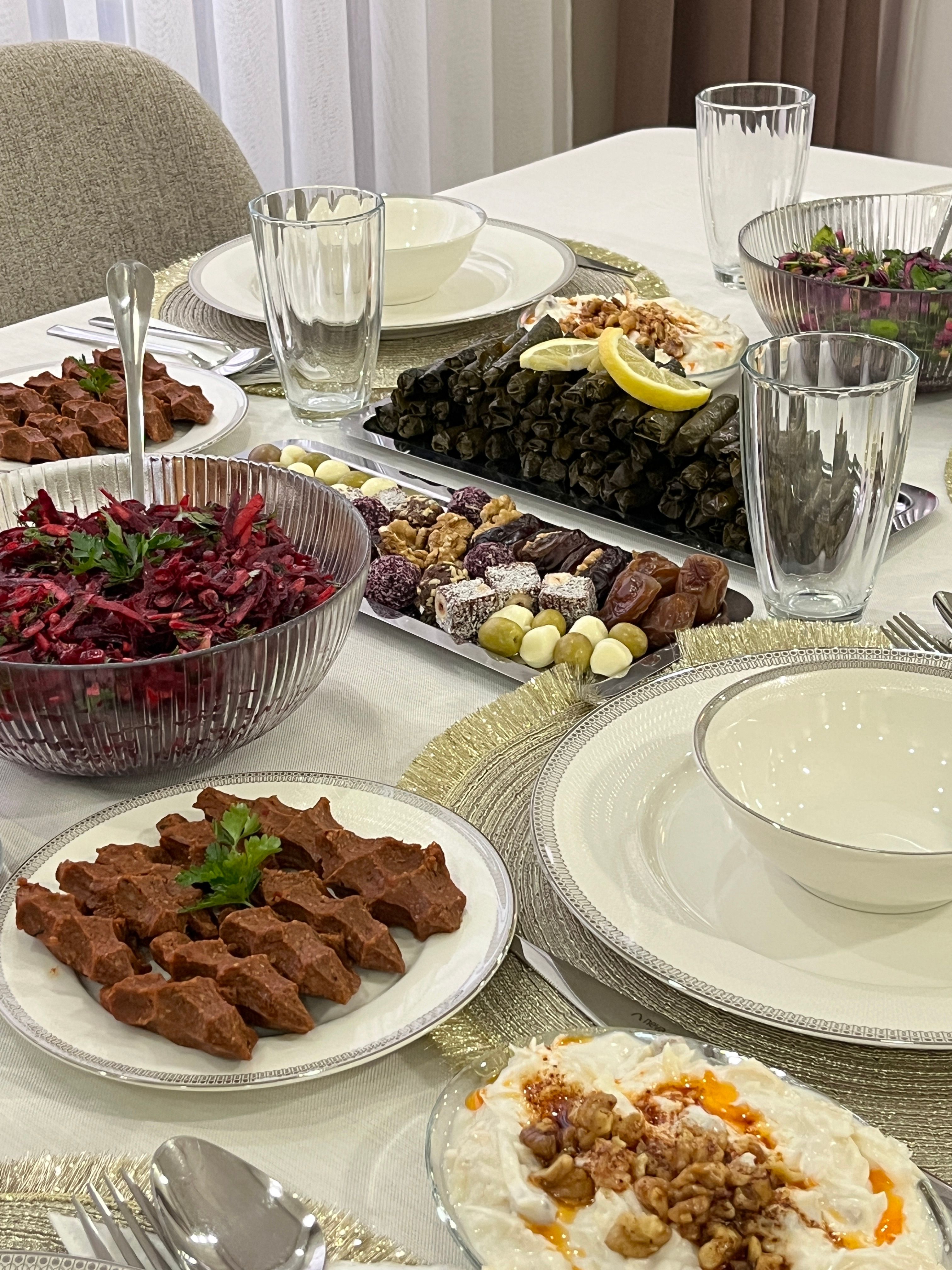 Ücretsiz Yemek masasında özenle sergilenen, birbirinden lezzetli Orta Doğu yemekleri. Stok Fotoğraflar