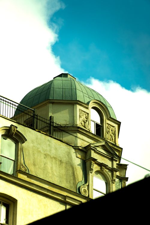 Free A beautiful architectural dome against a vibrant blue sky with clouds, showcasing classic design. Stock Photo
