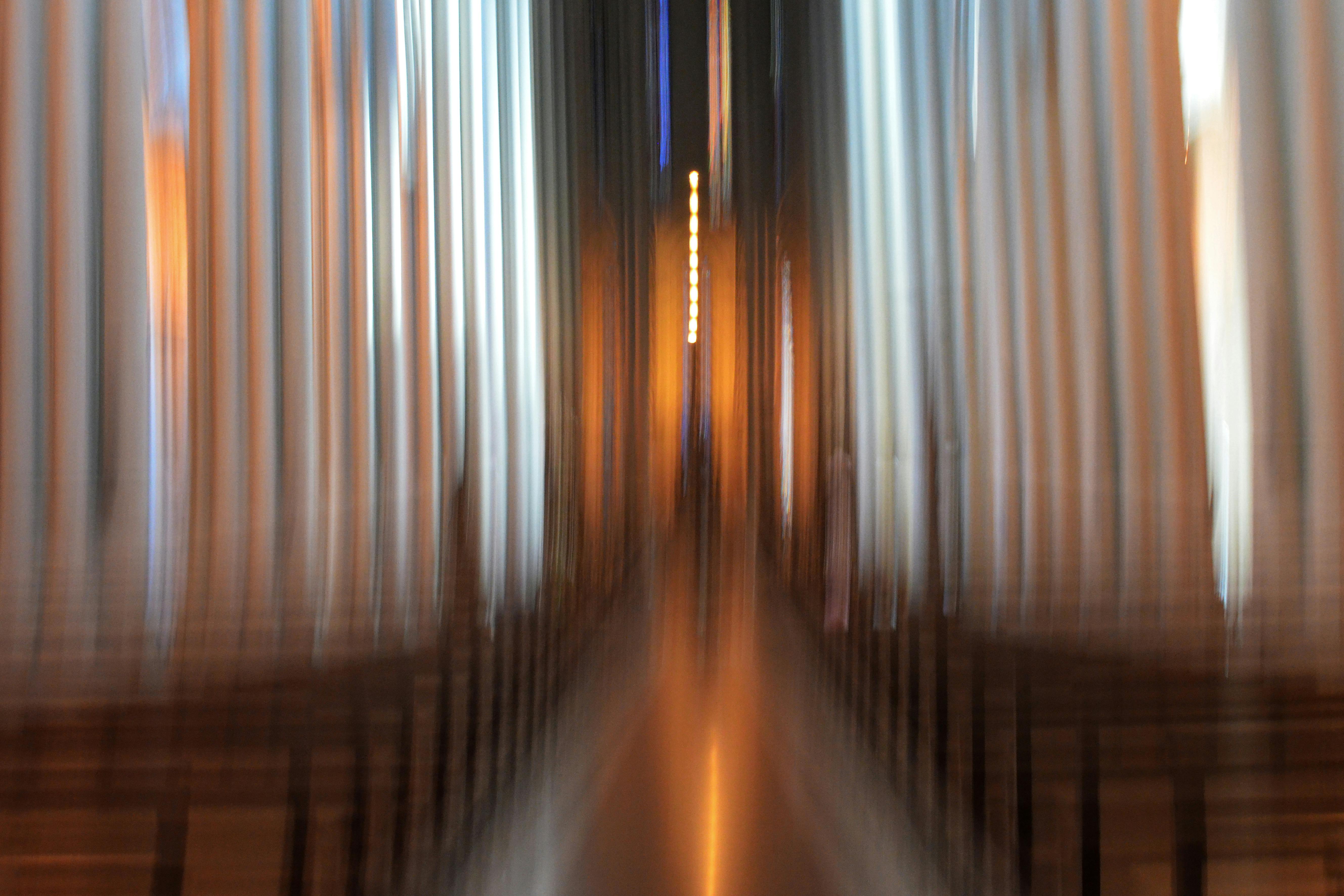 Ilmainen Epäselvä abstrakti näkymä La Platan katedraalin sisällä Argentiinassa, jossa näkyy pystysuoria viivoja ja lämmintä valaistusta. Kuvapankkikuva