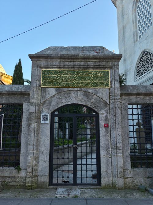 Free A historic Ottoman-style archway with Arabic inscriptions in Istanbul, Türkiye. Stock Photo