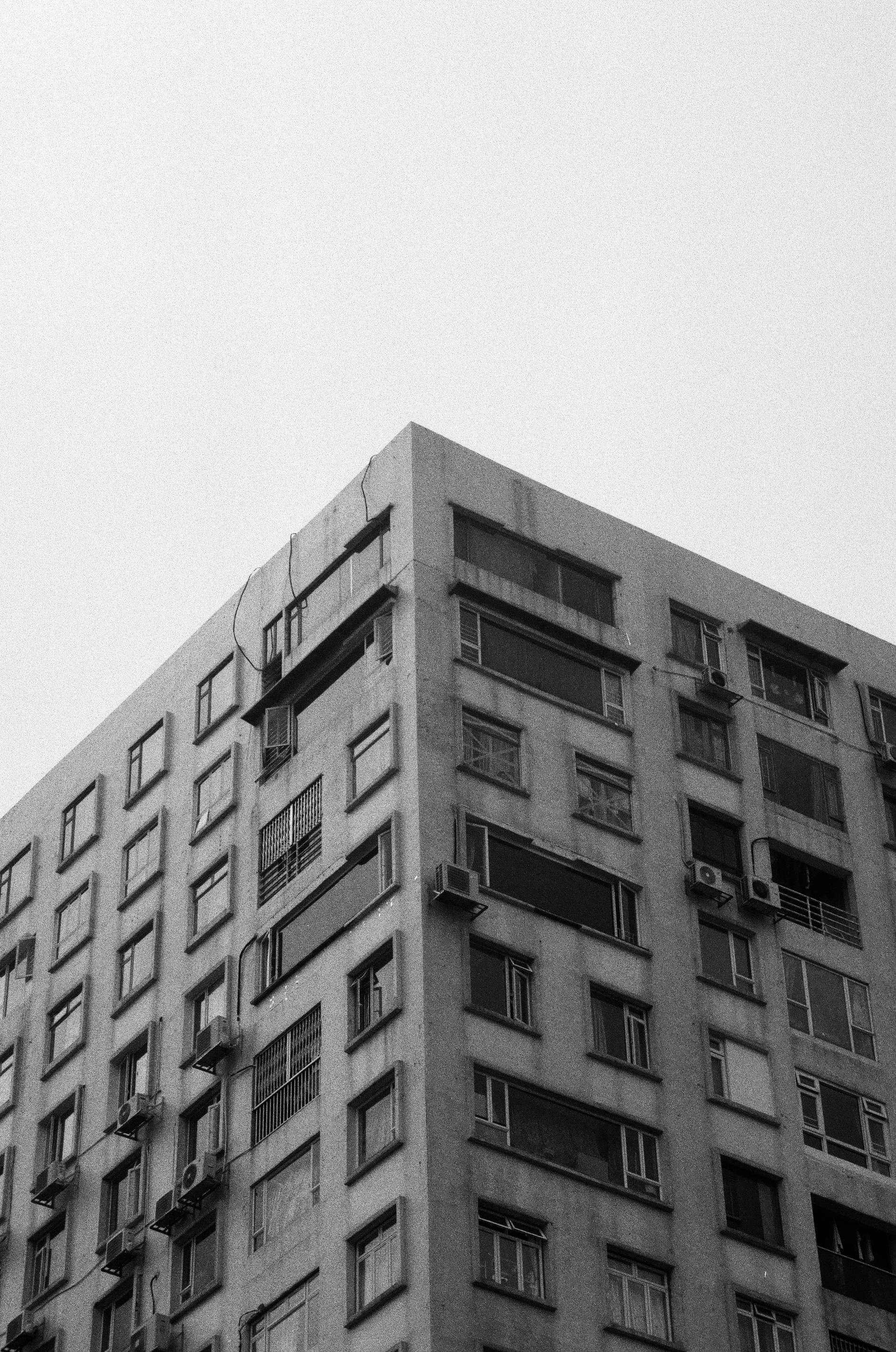 Gratis Monokrom visning af en bymæssig lejlighedsbygning, der fremviser moderne arkitektur. Lagerfoto