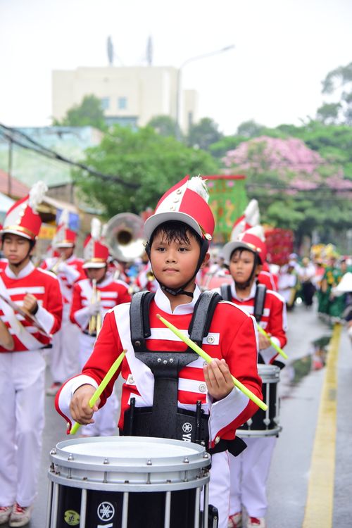 Free A vibrant youth marching band performing in a festive outdoor parade. Stock Photo