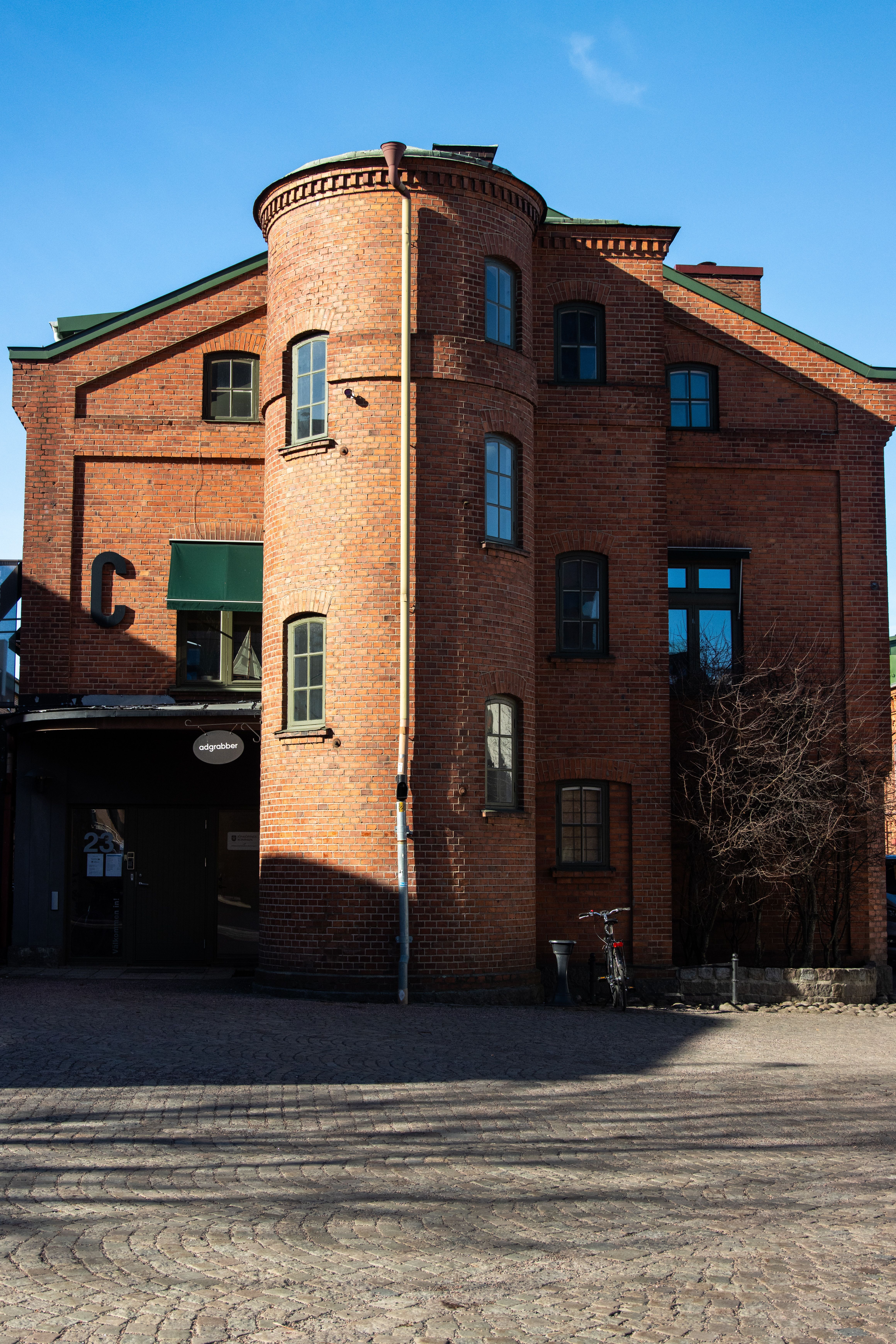 Gamle Carlsberg Entrance in Brick Building · Free Stock Photo