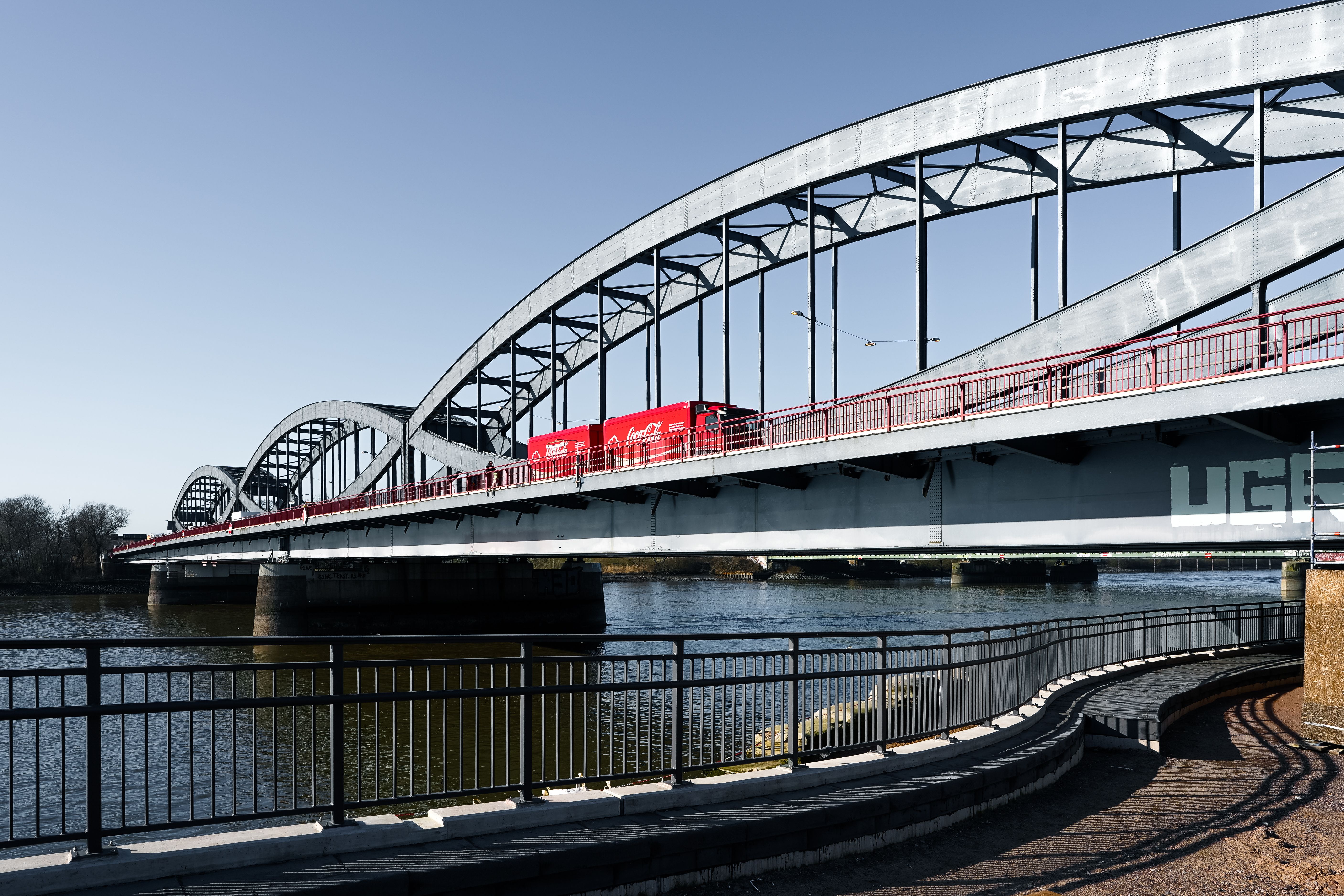 Gratis Et tog krydser den ikoniske Elbbrücken-bro over Elben i Hamborg, Tyskland. Lagerfoto