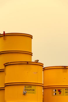 户外堆放着黄色的金属储罐，天空晴朗