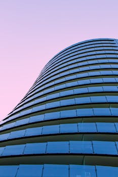 在澳大利亚墨尔本，一座几何设计的现代摩天大楼映衬着令人惊叹的紫色天空