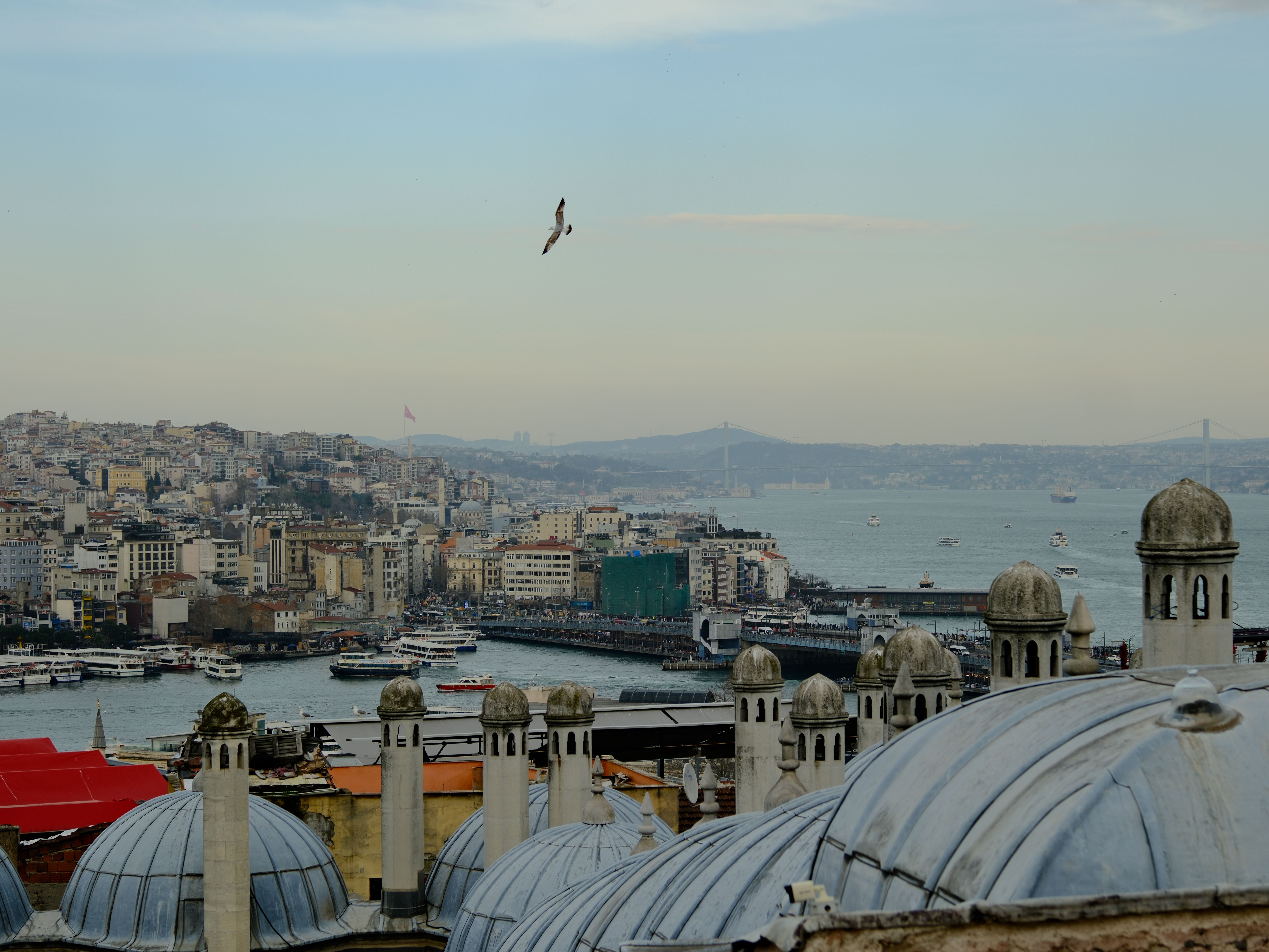 An iconic view of İstanbul showcasing the Bosphorus Bridge and architectural skyline.