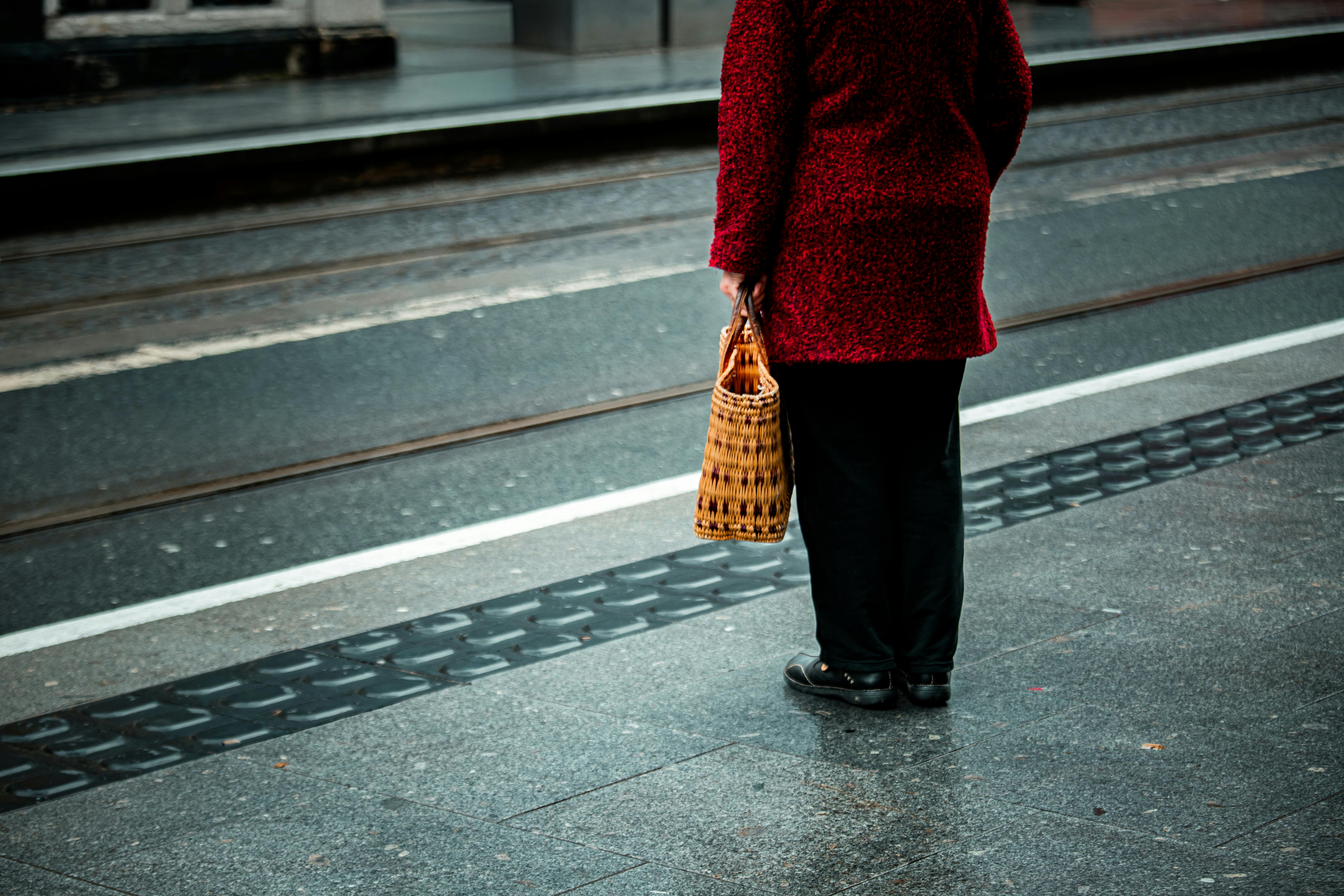 Gratis Immagine gratuita di adulto, binari del tram, camminando solo Foto a disposizione