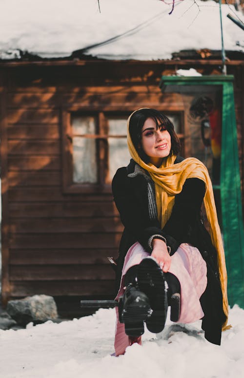 Vrouw In Zwart Shirt Met Lange Mouwen En Gele Sjaal