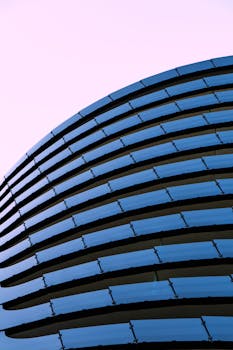 墨尔本一座现代玻璃立面的摩天大楼，其独特的弧形设计呈现出令人惊叹的低角度景观