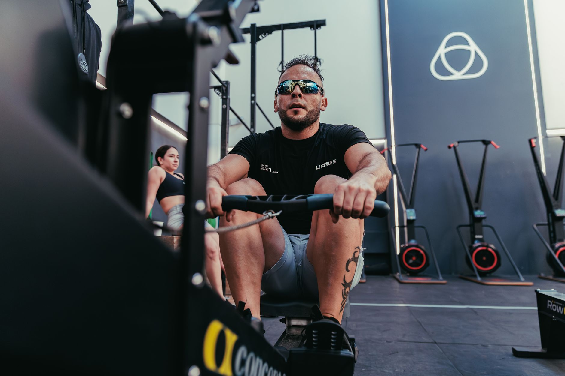 A man focused on rowing exercise in a modern gym in Pereira, Colombia.