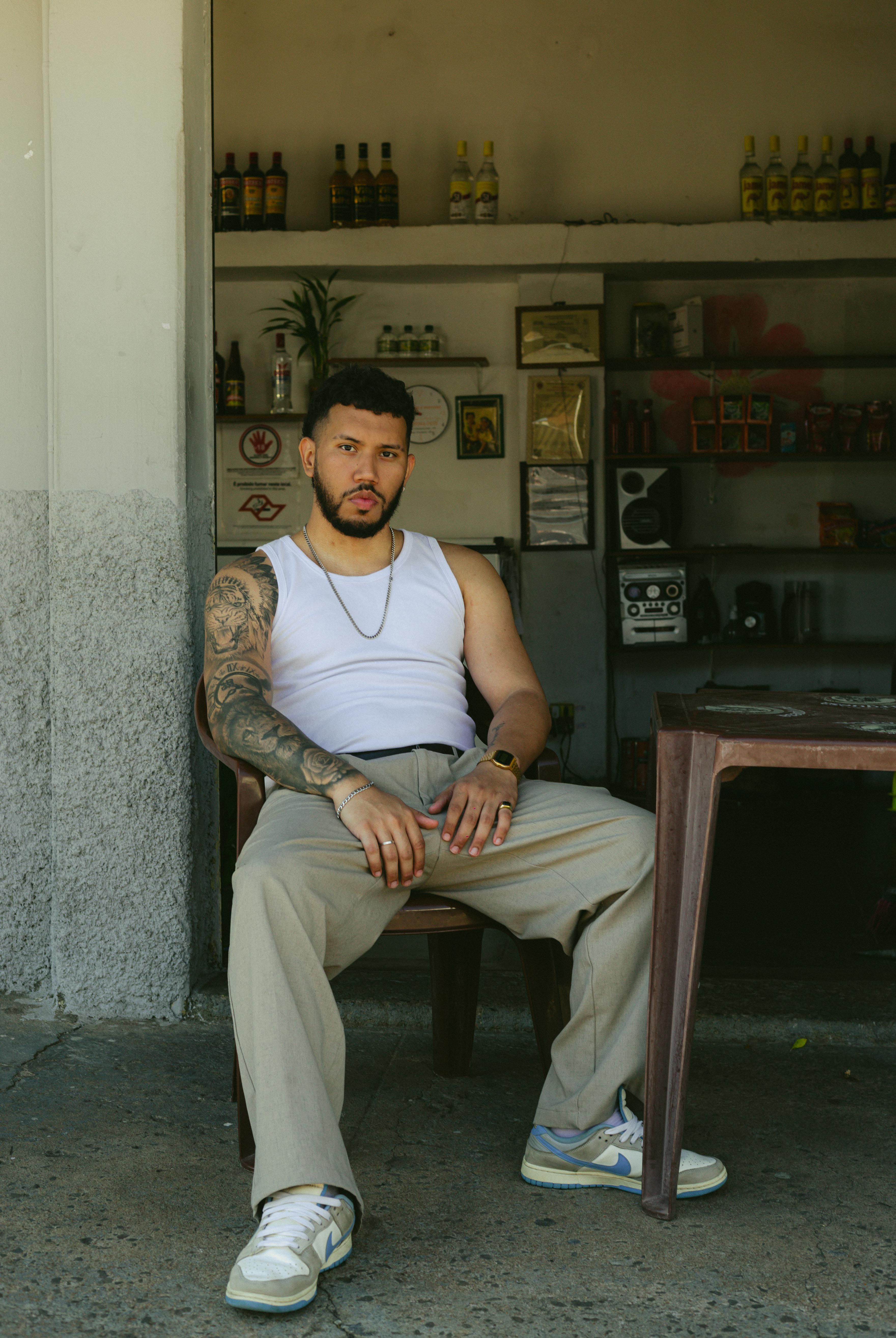 A stylish man poses in streetwear in Presidente Prudente, Brazil, exuding confidence.