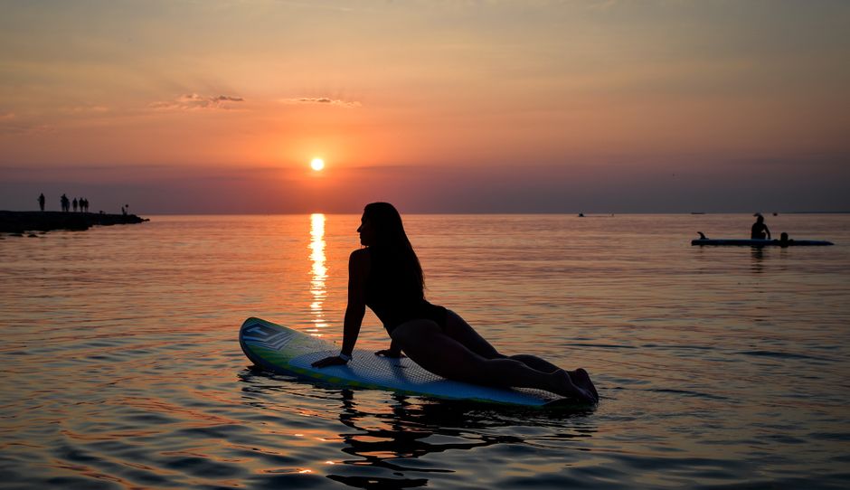 Paddle-board yoga au coucher de soleil