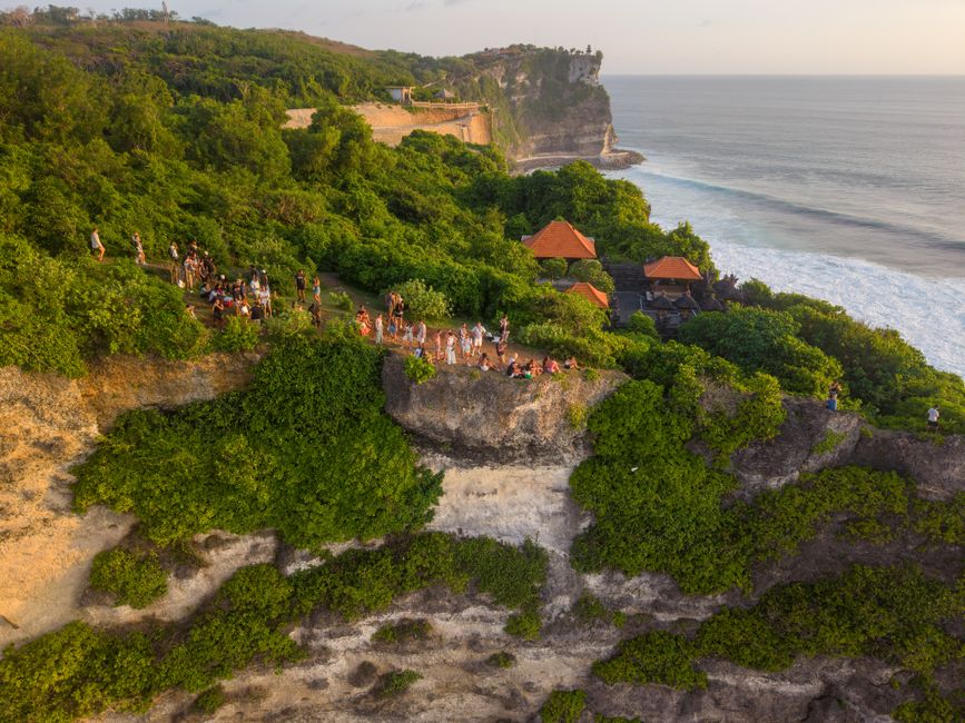 pantai selatan Jawa dengan ombak dan pemandangan terbaik