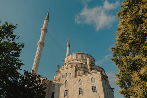 Free A beautiful mosque with minarets in Istanbul, Türkiye, under a clear blue sky. Stock Photo