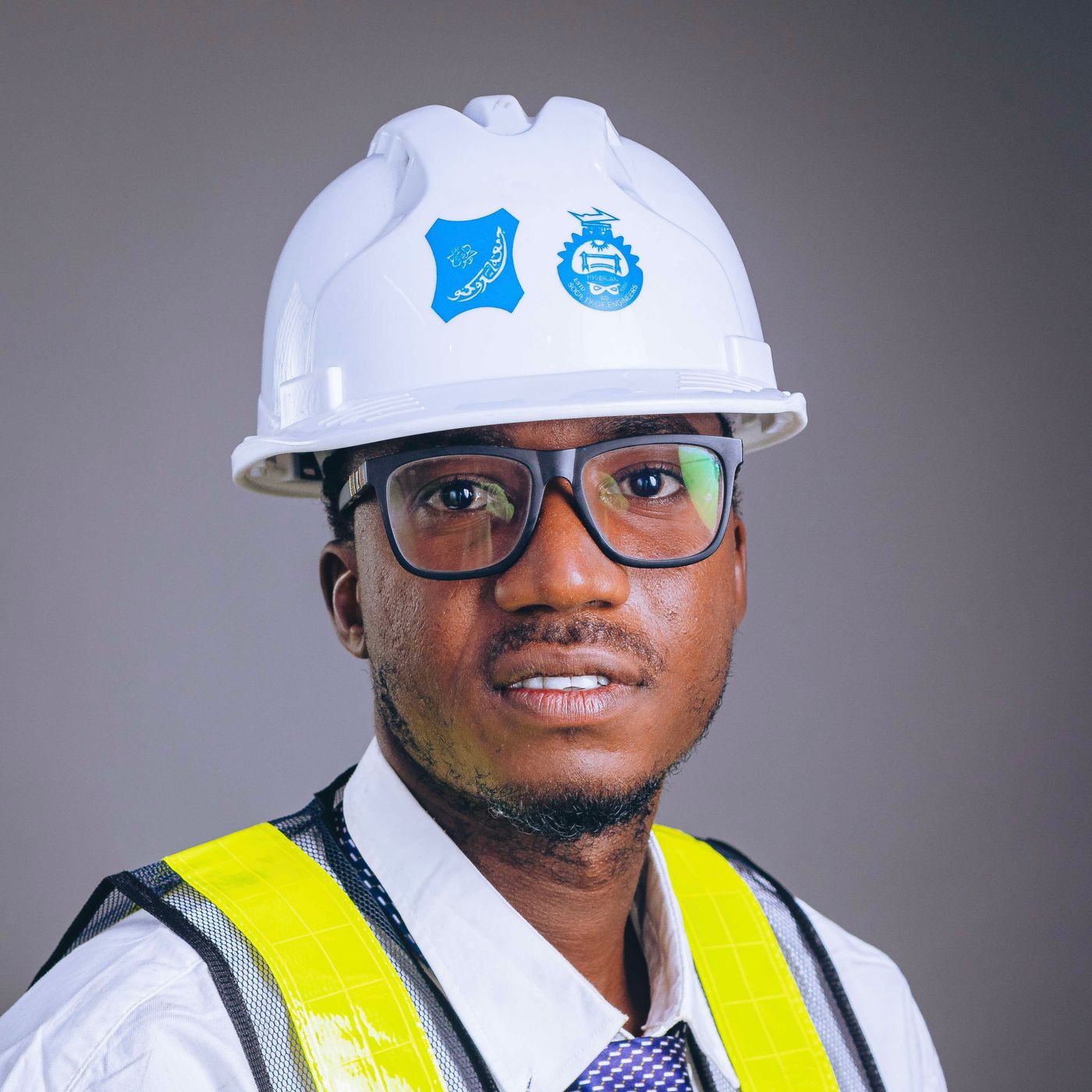 Portrait d’un professionnel en tenue de sécurité au Nigeria