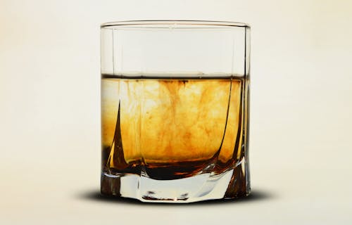 茶色の液体と透明なガラス