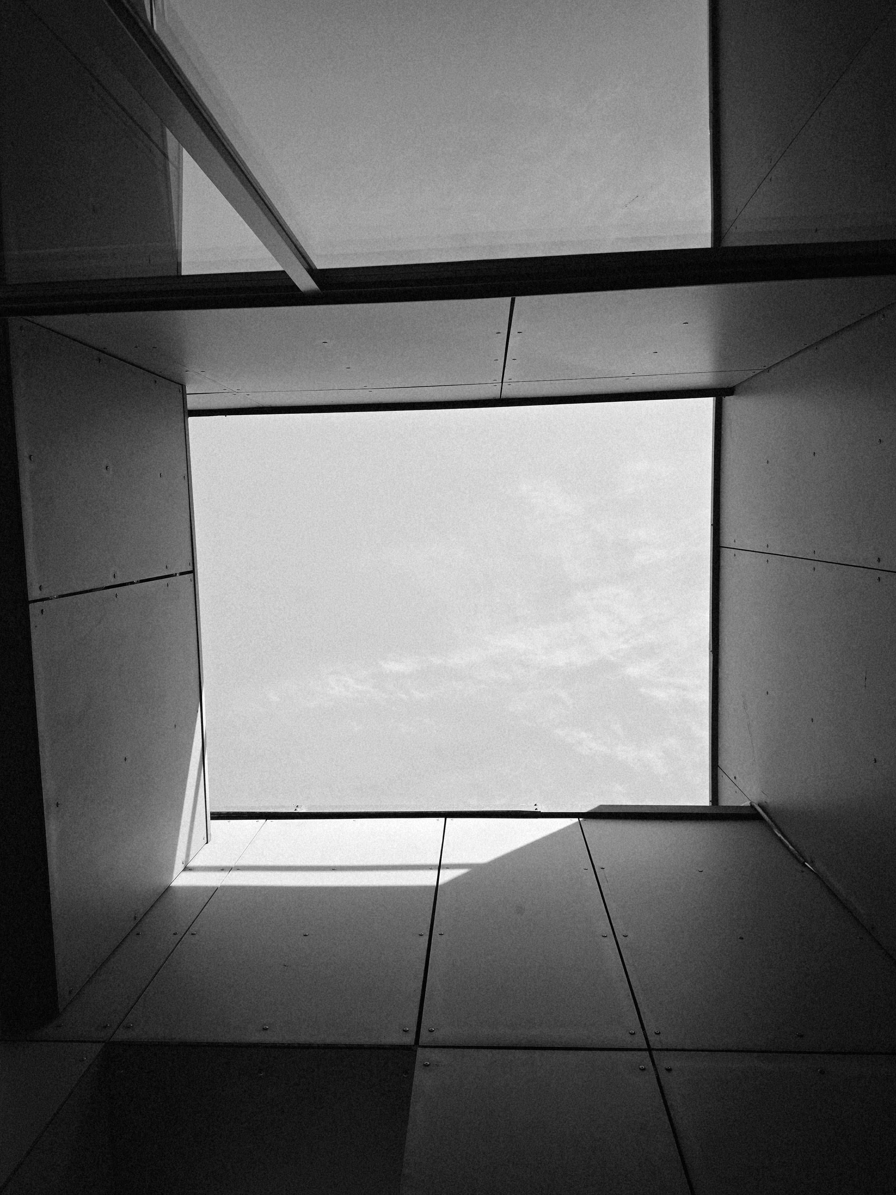 Gratis Svart-hvitt-bilde av et takvindu med moderne arkitektur. Arkivbilde