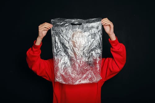 бесплатная Человек, держащий пластиковый пакет Стоковое фото