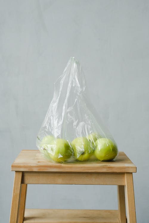 비닐 봉지 안에 녹색 사과