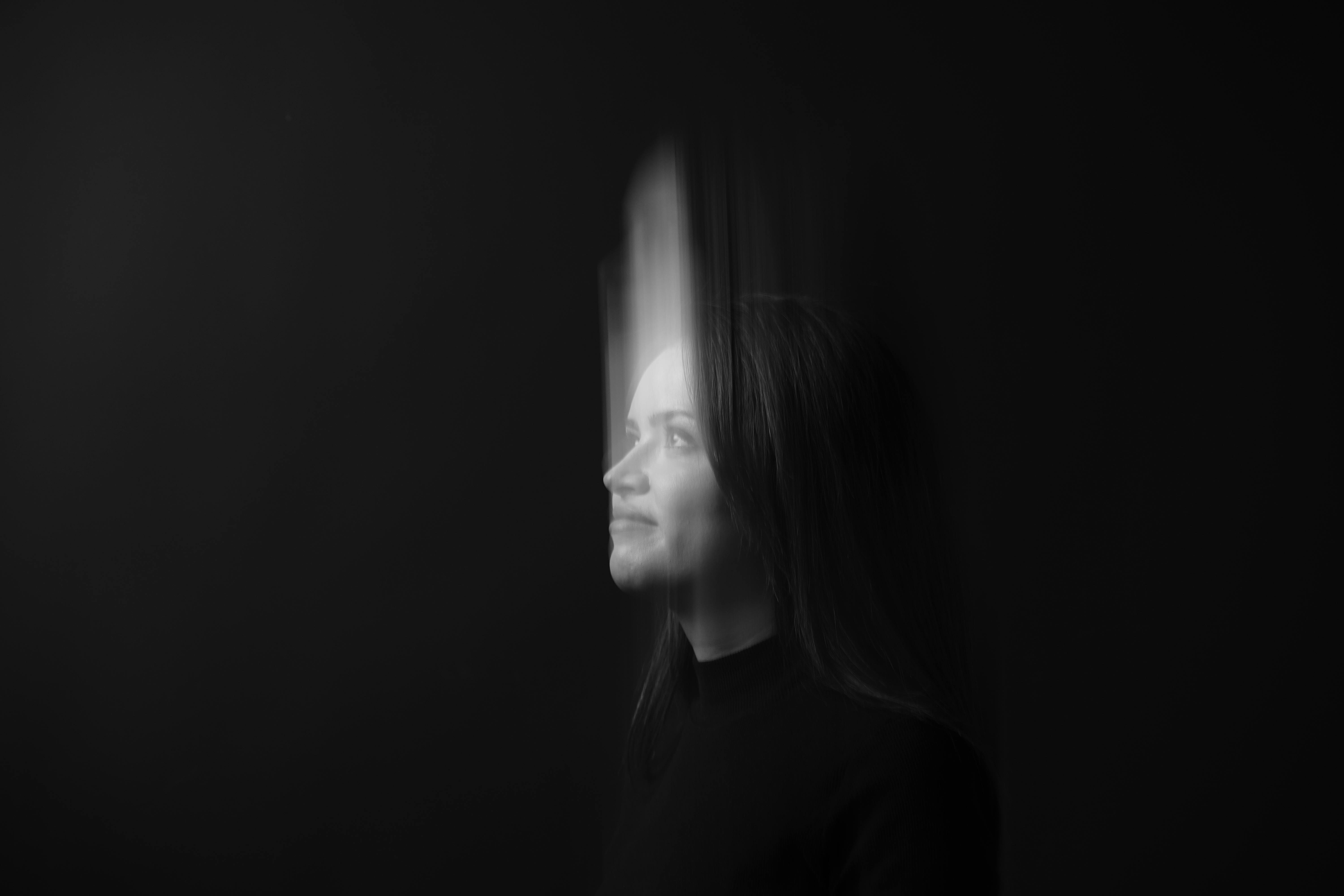 Gratis Kunstnerisk sort-hvidt portræt af en kvinde med bevægelsessløreffekt, der skaber en drømmende atmosfære. Lagerfoto