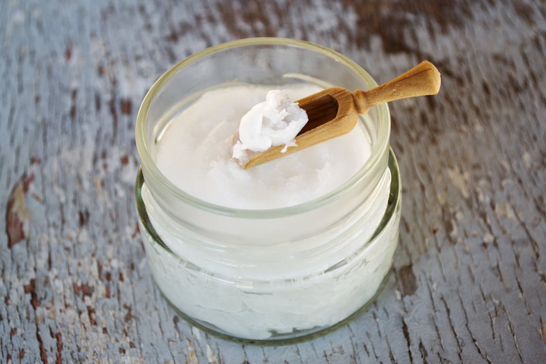 aceite, aceite de coco en cuchara de madera, aceite de coco en frasco de vidrio