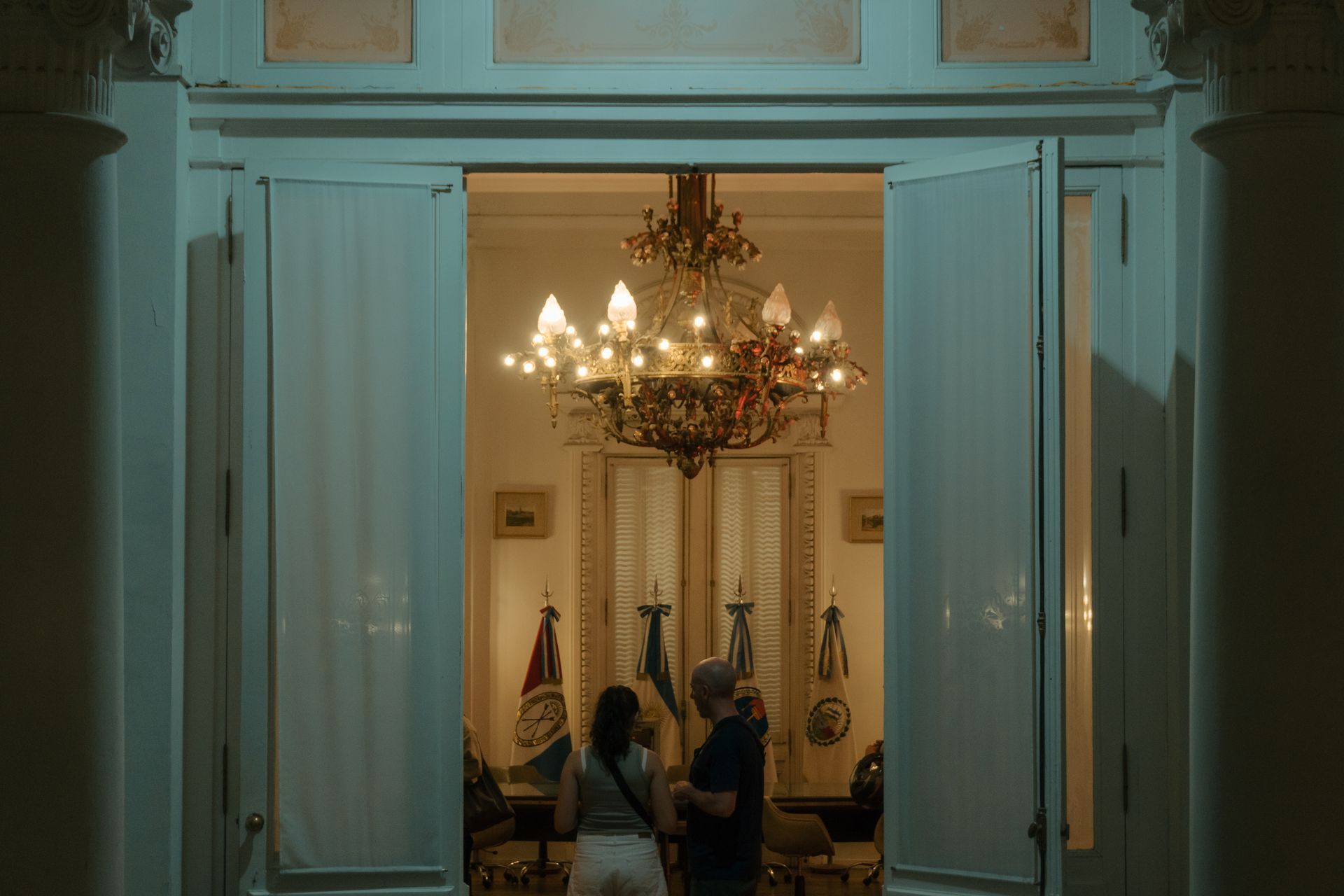 Bayrakların bulunduğu bir diplomatik toplantı salonu