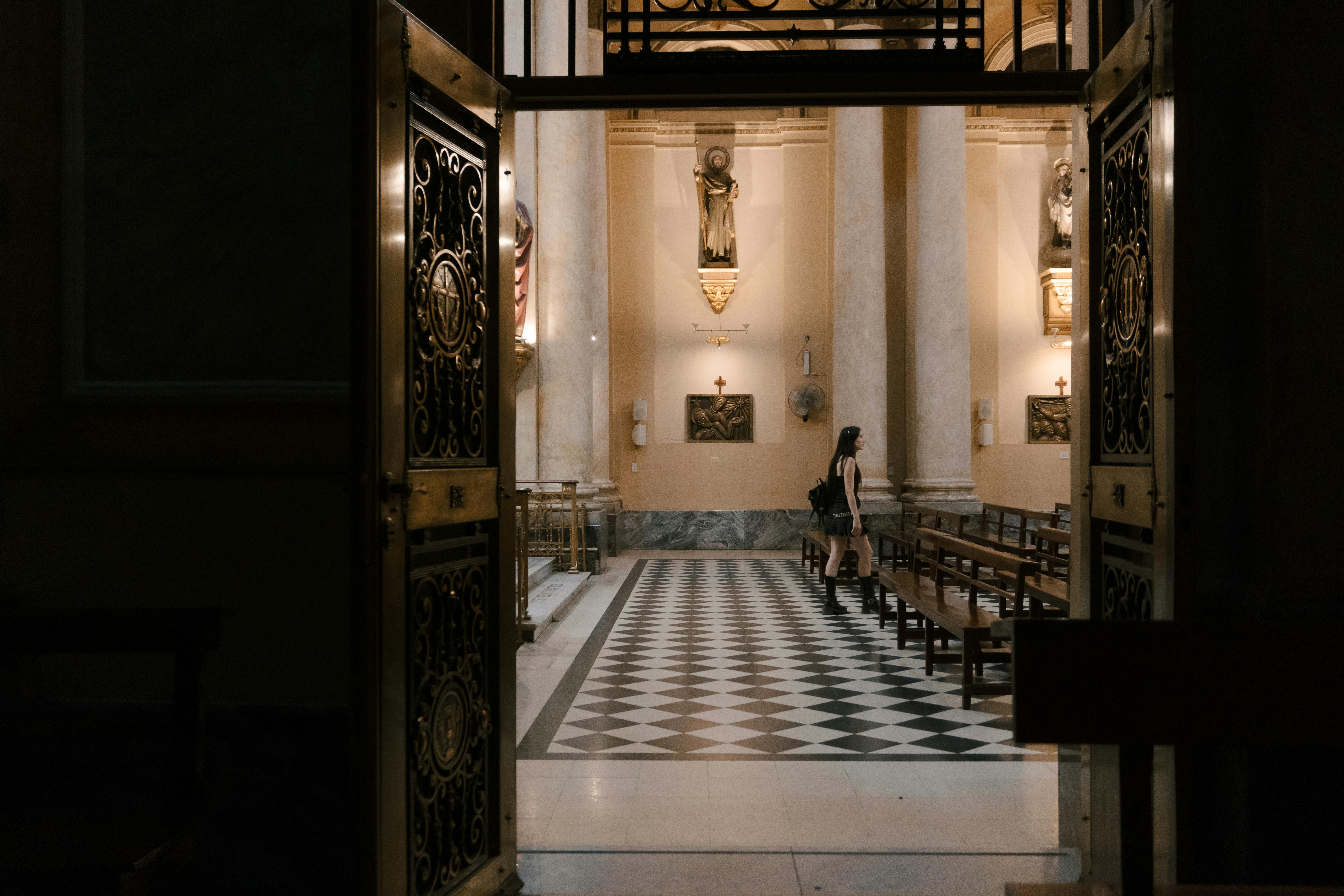 Gratis Esplora la serena bellezza dell'interno di una chiesa storica a Rosario, in Argentina, che mette in mostra un'architettura intricata. Foto a disposizione