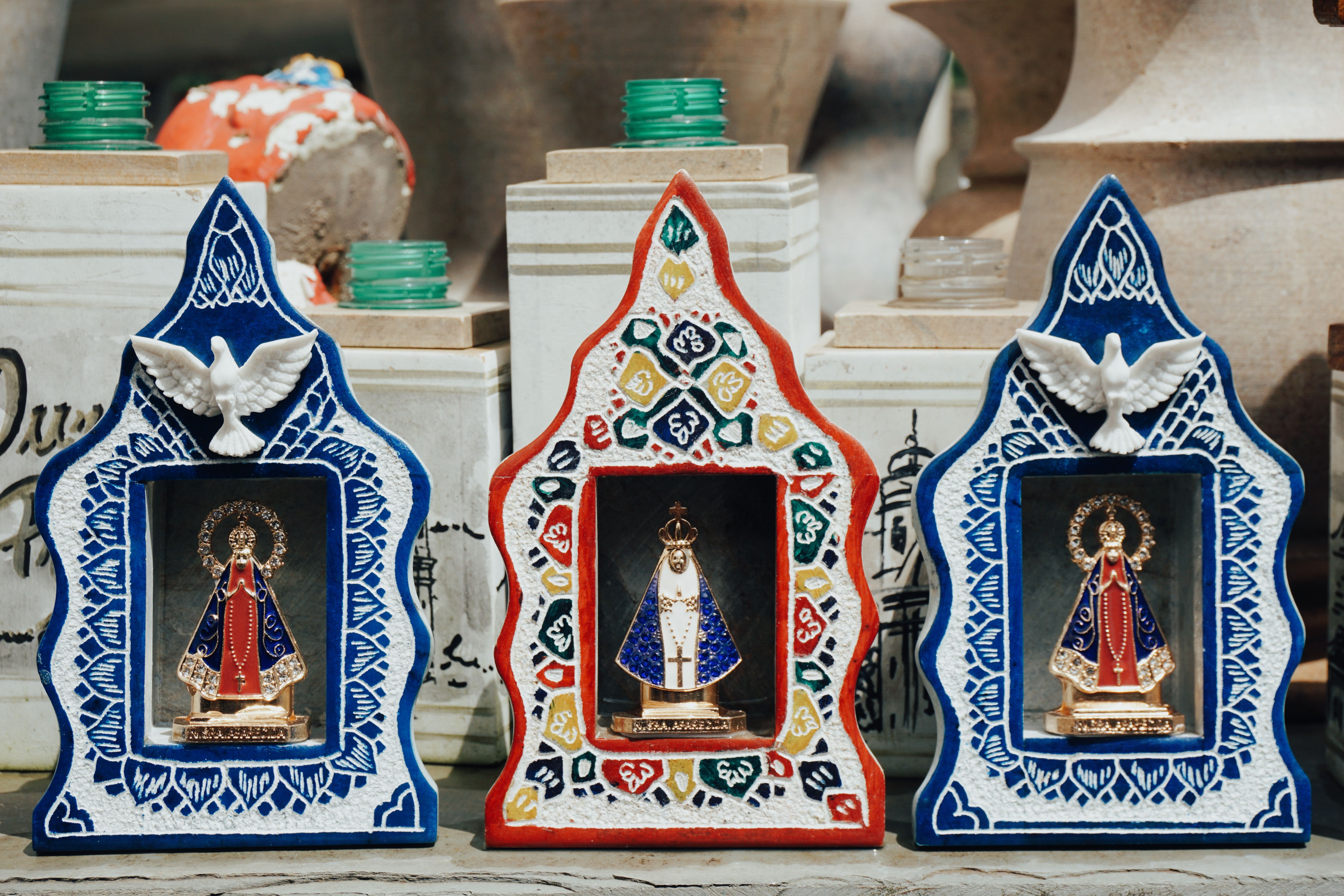 Colección de objetos decorativos de madera artesanal
