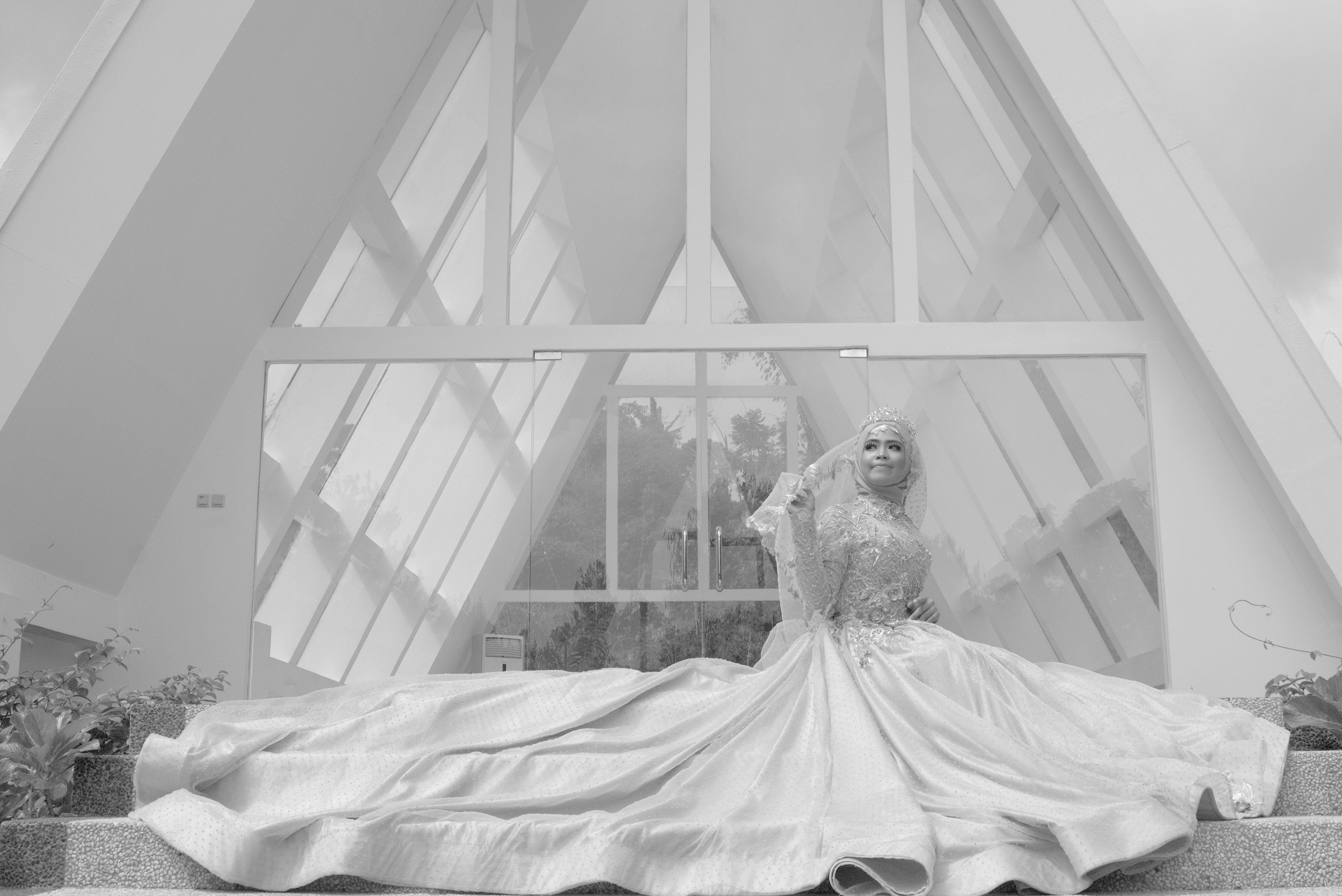 Elegant Bride in Modern Architectural Setting