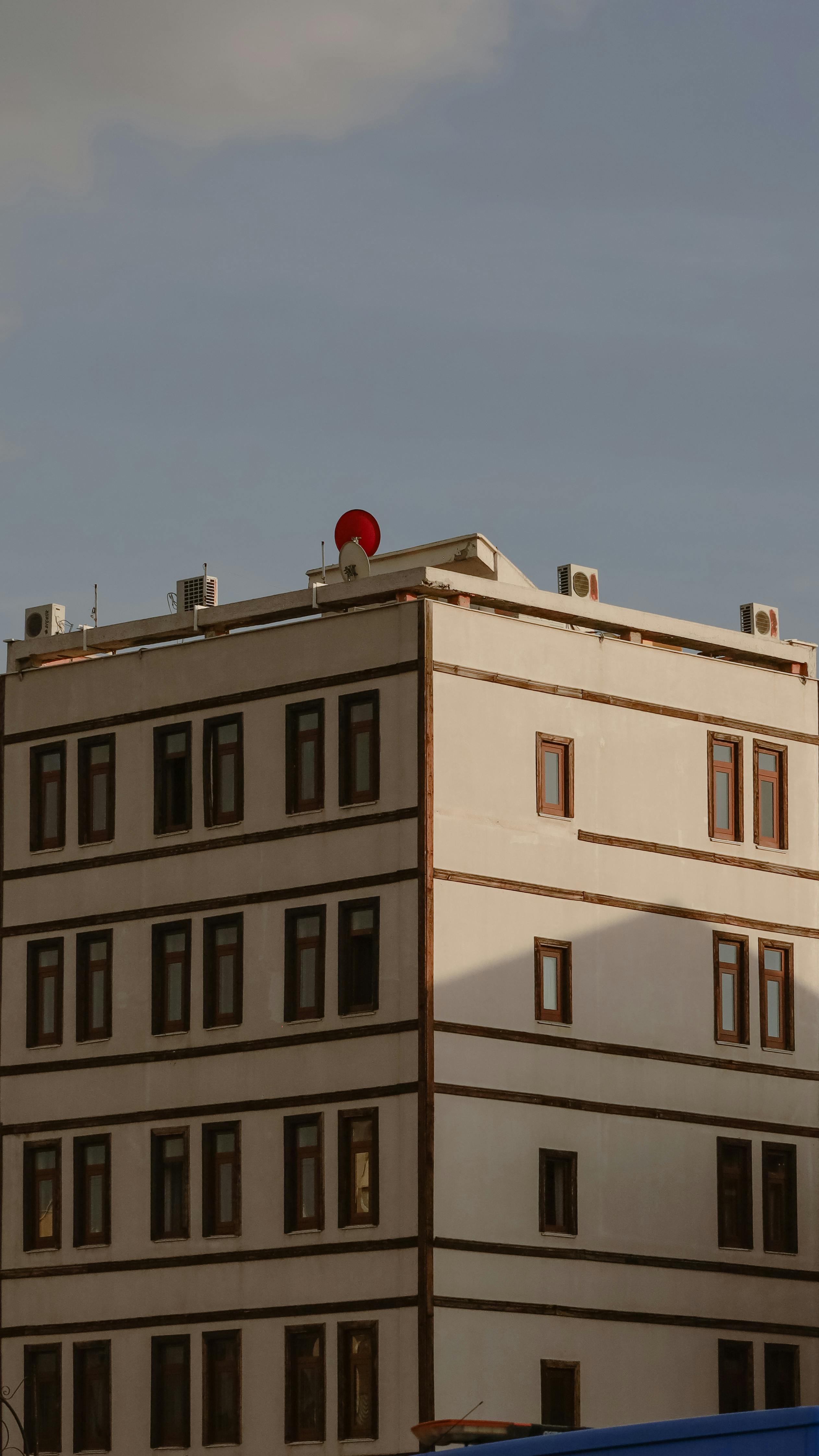 Kostnadsfria Ett modernt hyreshus i Konya, Turkiet, upplyst av varmt kvällssolljus. Stock foto