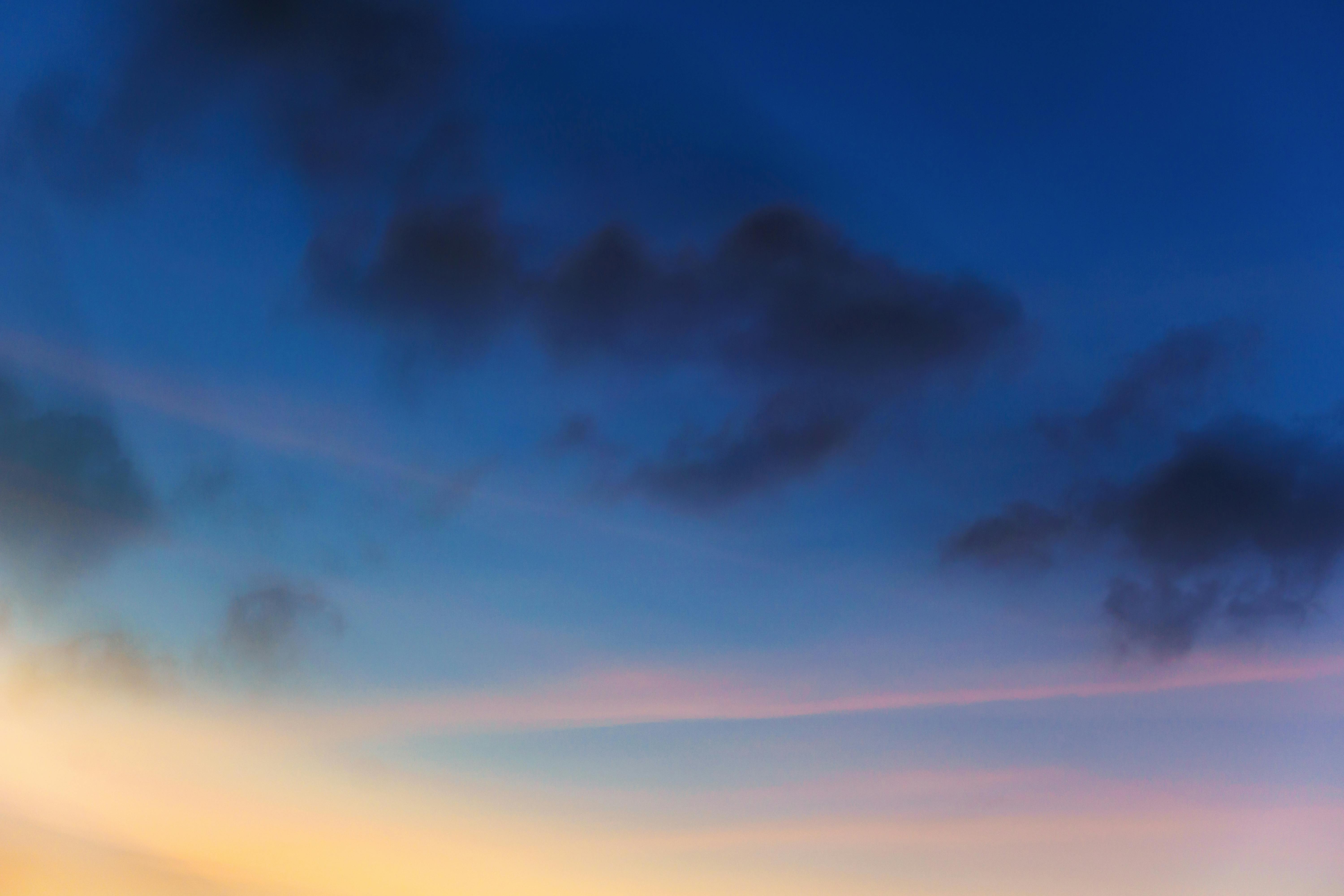 Ücretsiz Göz alıcı bulutlar ve canlı renklerle bezenmiş, soyut bir sahne oluşturan renkli gün batımı gökyüzü. Stok Fotoğraflar