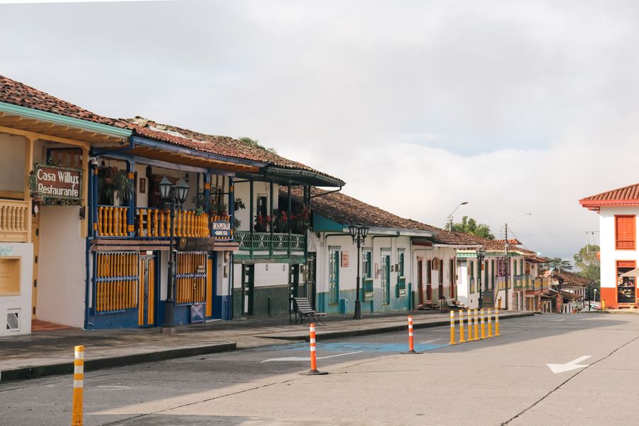 Barevná koloniální architektura v ulici Salenta v departementu Quindío
