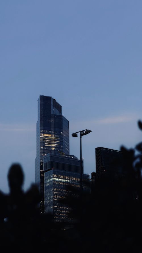 Free A modern skyscraper in London stands illuminated against a twilight sky. Captivating urban architecture. Stock Photo