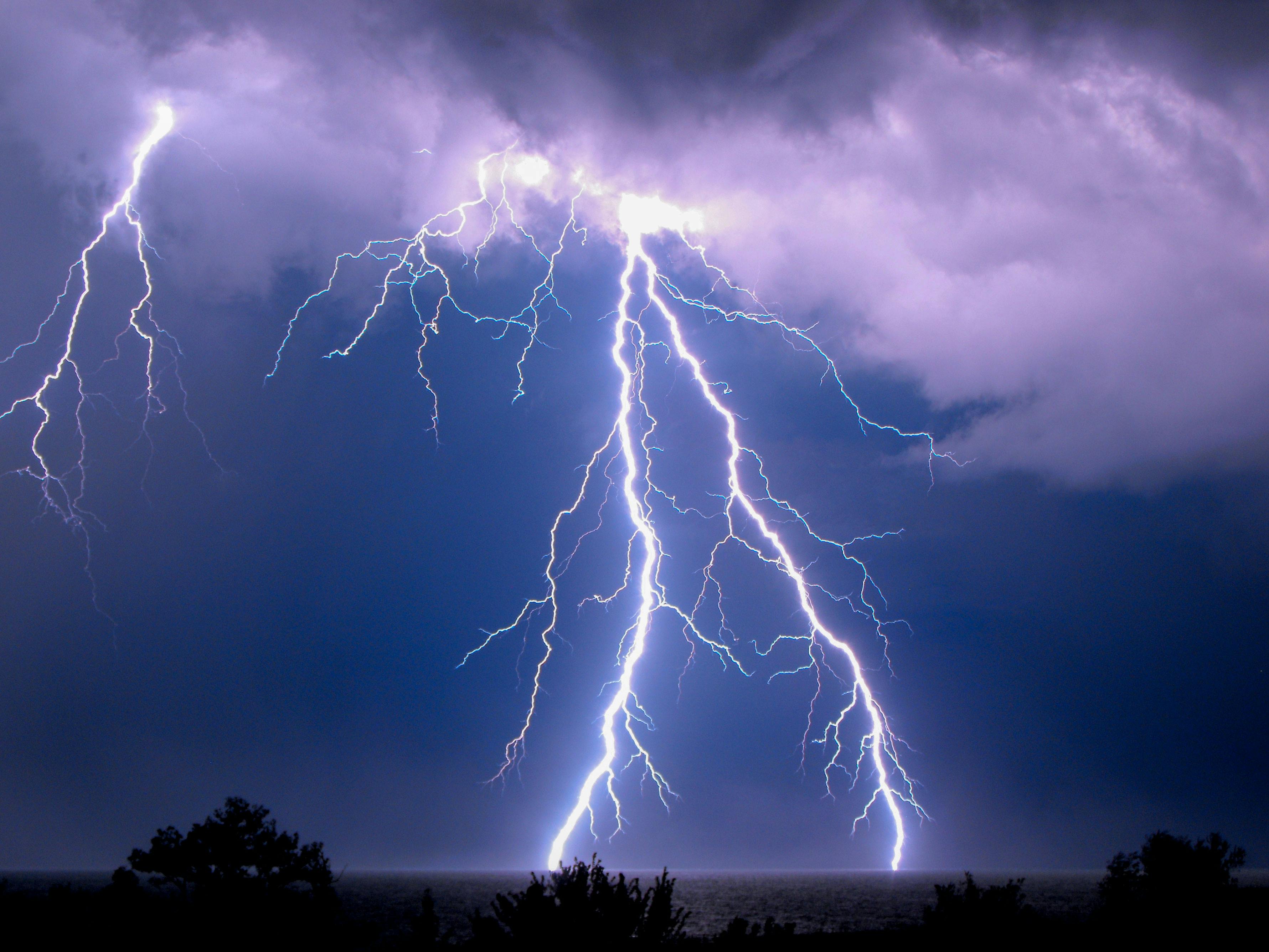 Lightning vs Canadiens Prediction, Picks &amp; Odds for Tonight’s NHL Playoffs Game 4 - Covers.com — Photo by Orhan Namlı on 