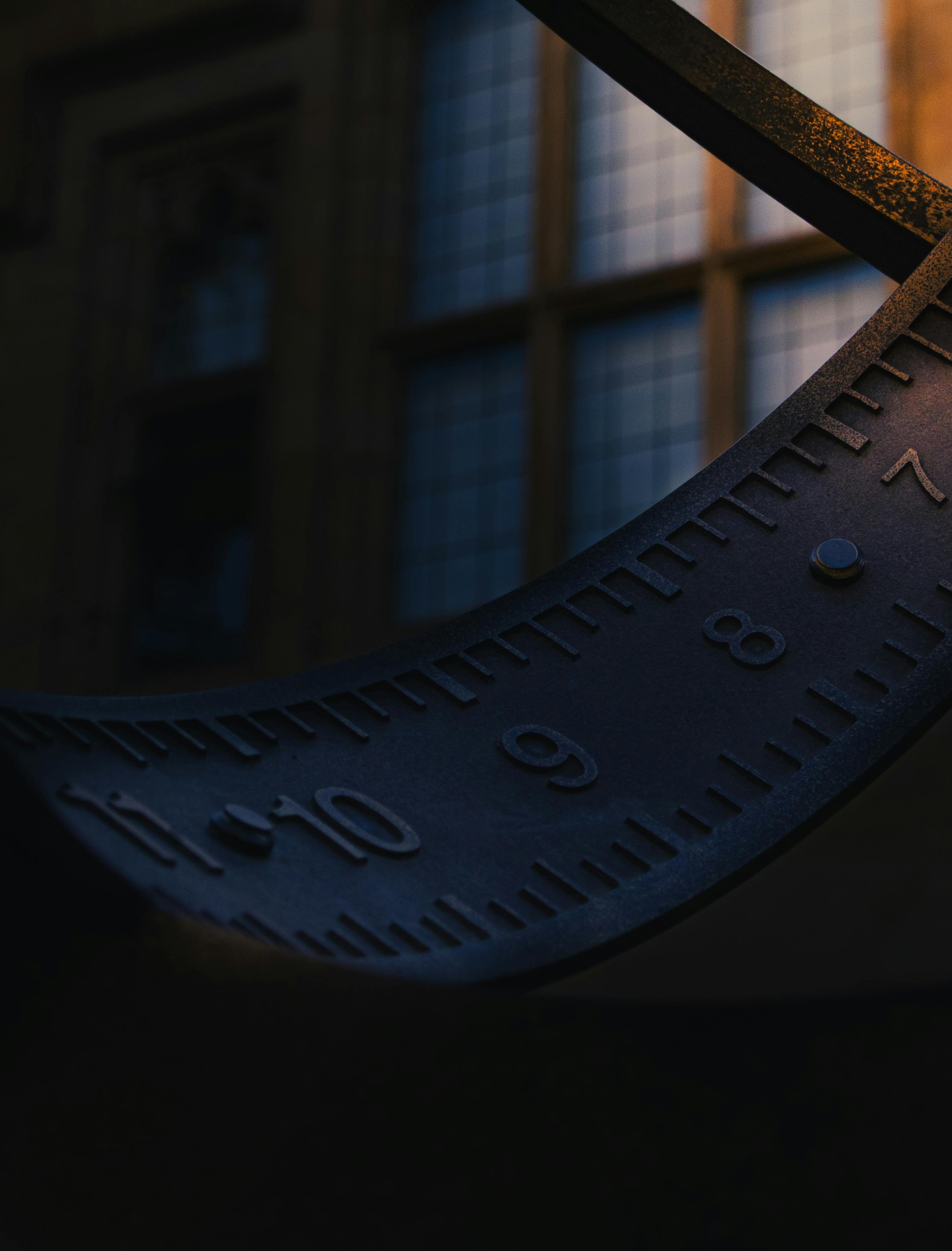 Ücretsiz Güneş ışığının rakamları belirginleştirdiği bir güneş saatinin yakın çekim fotoğrafı. Melbourne'de gün batımında çekildi. Stok Fotoğraflar