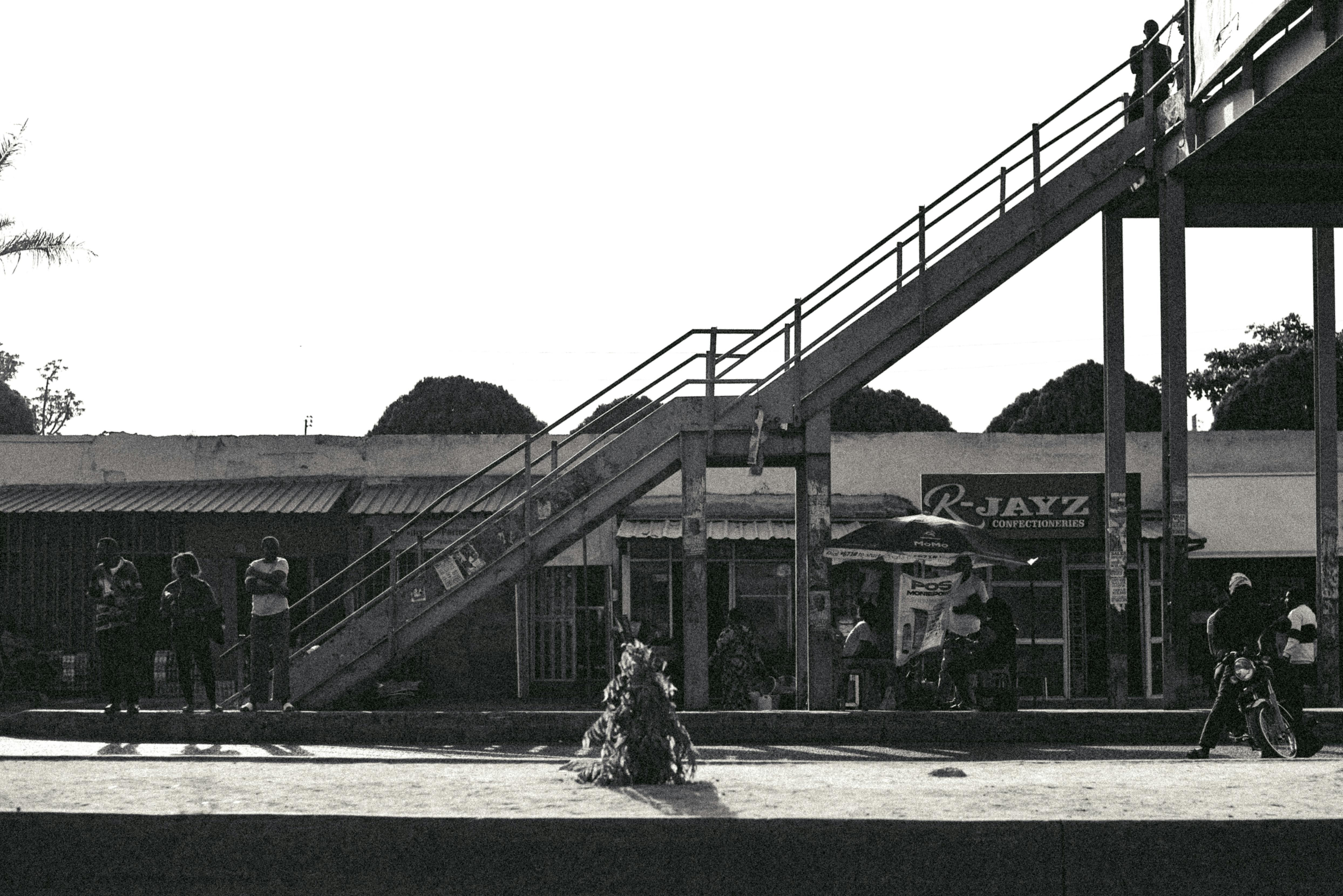 ingyenes Utcakép egy gyalogos hídról Bauchiban, Nigériában, emberekkel és üzletekkel. Stockfotó