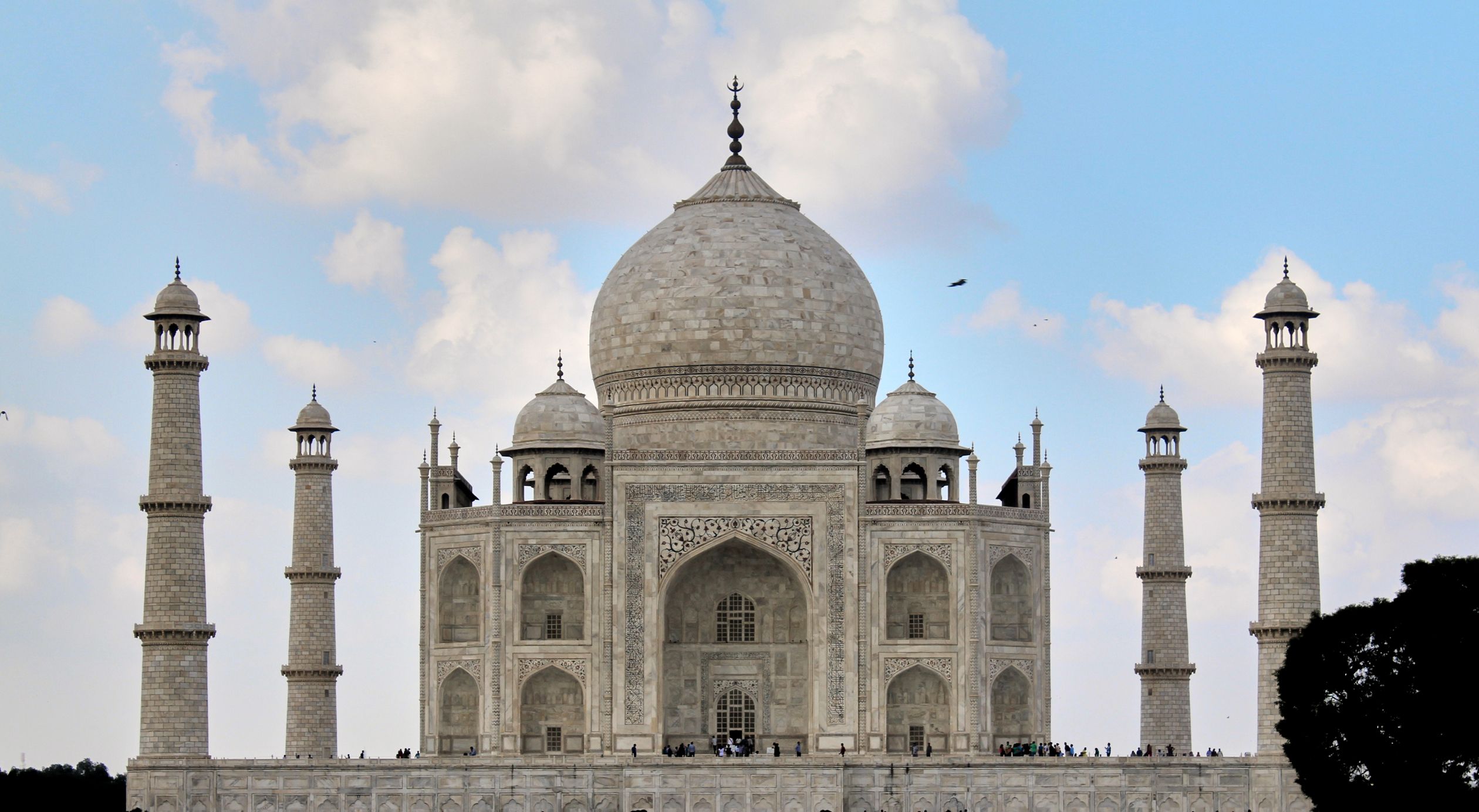 El Icónico Taj Mahal Con Un Cielo Azul Claro De Fondo · Foto de stock ...