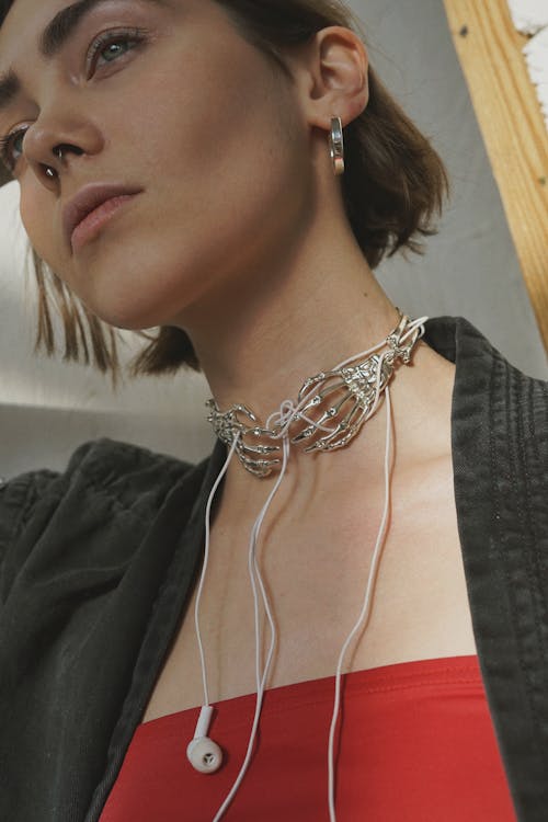 Женщина в черном кардигане с серебряным ожерельем